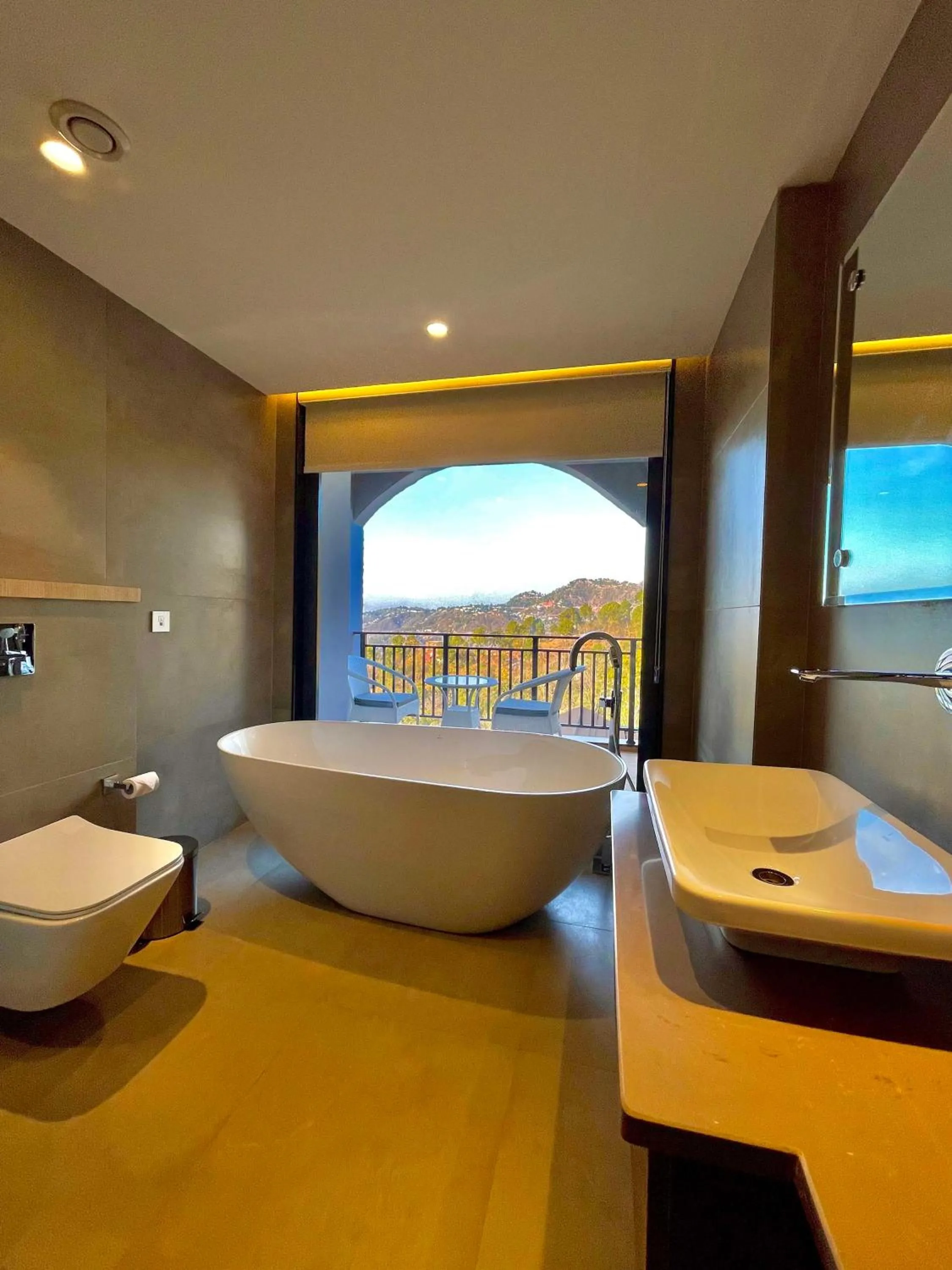 Bathroom, Bed in Best Western Matra Kasauli