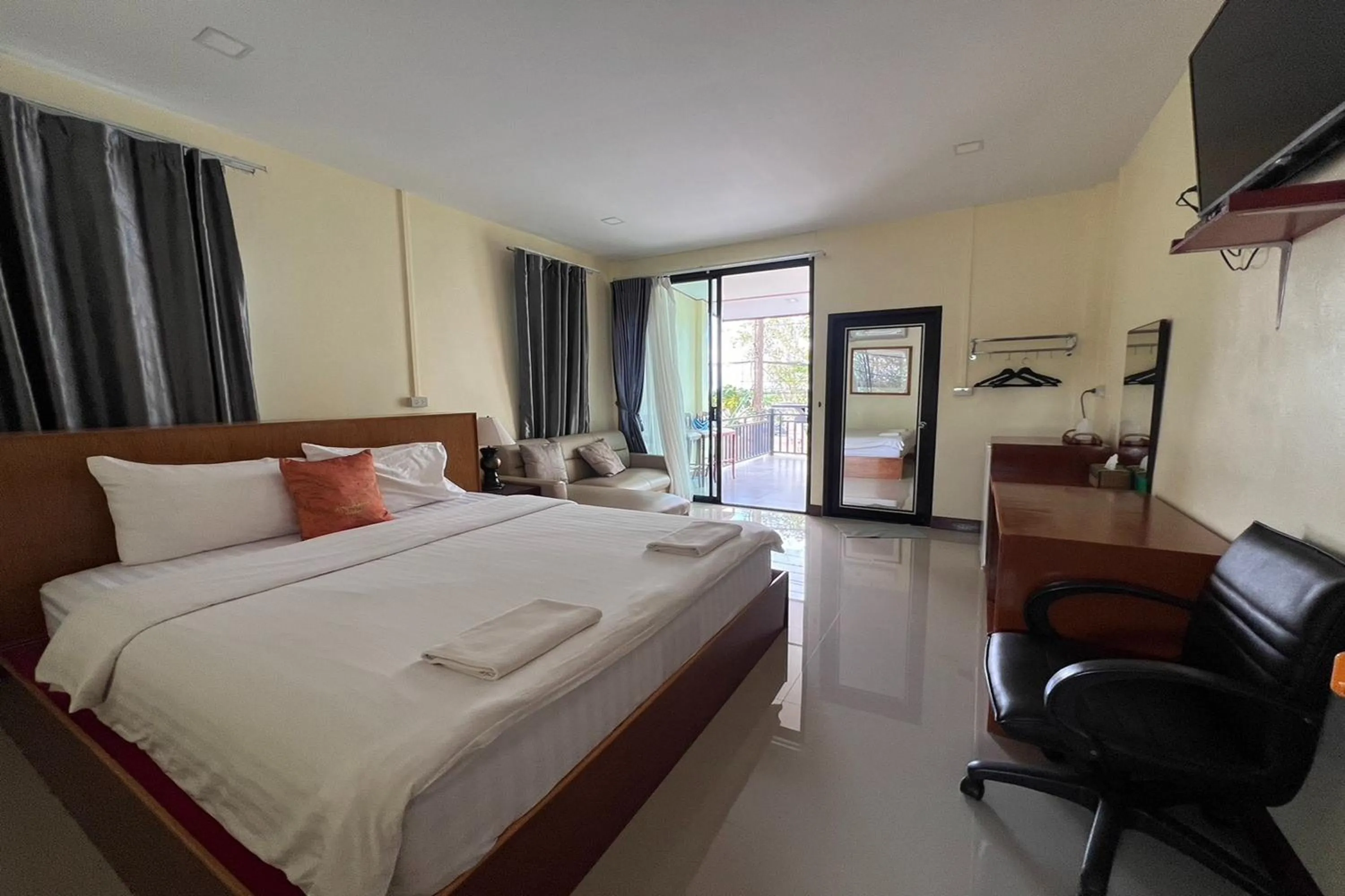 Bedroom, Bed in Lan Bua Resort