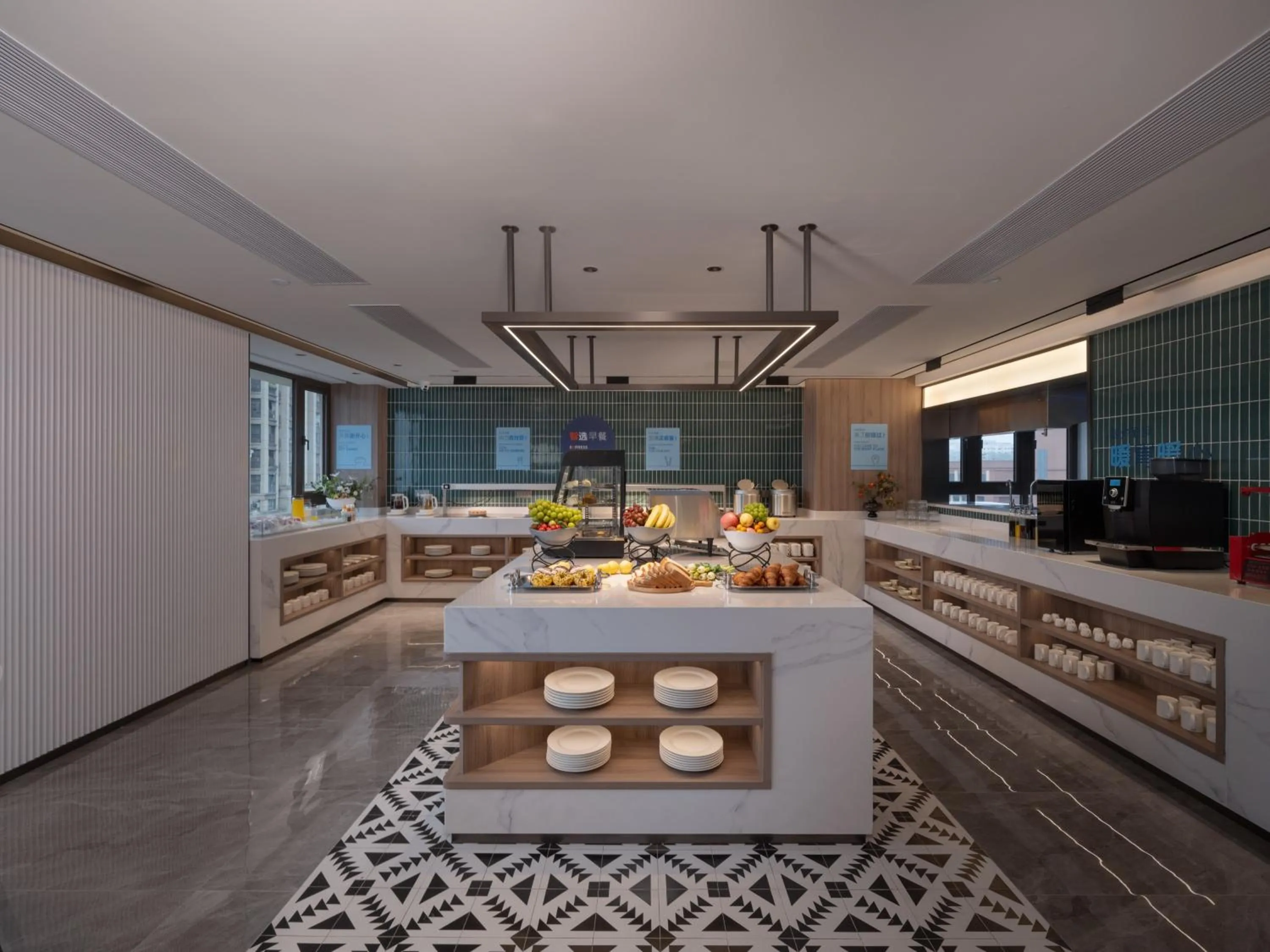 Restaurant/places to eat in Holiday Inn Express Chongqing Ciqikou Ancient Town by IHG