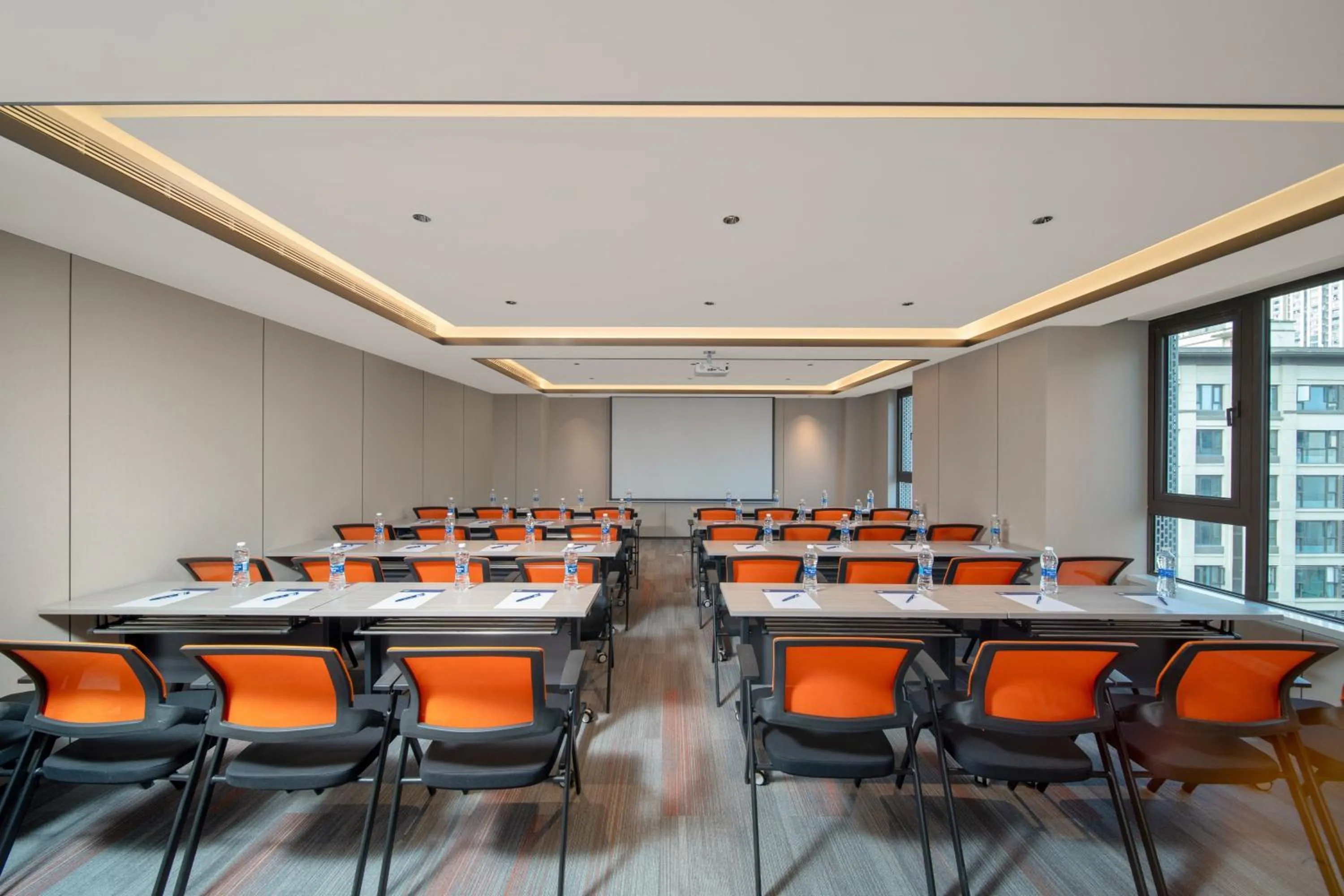 Meeting/conference room in Holiday Inn Express Chongqing Ciqikou Ancient Town by IHG