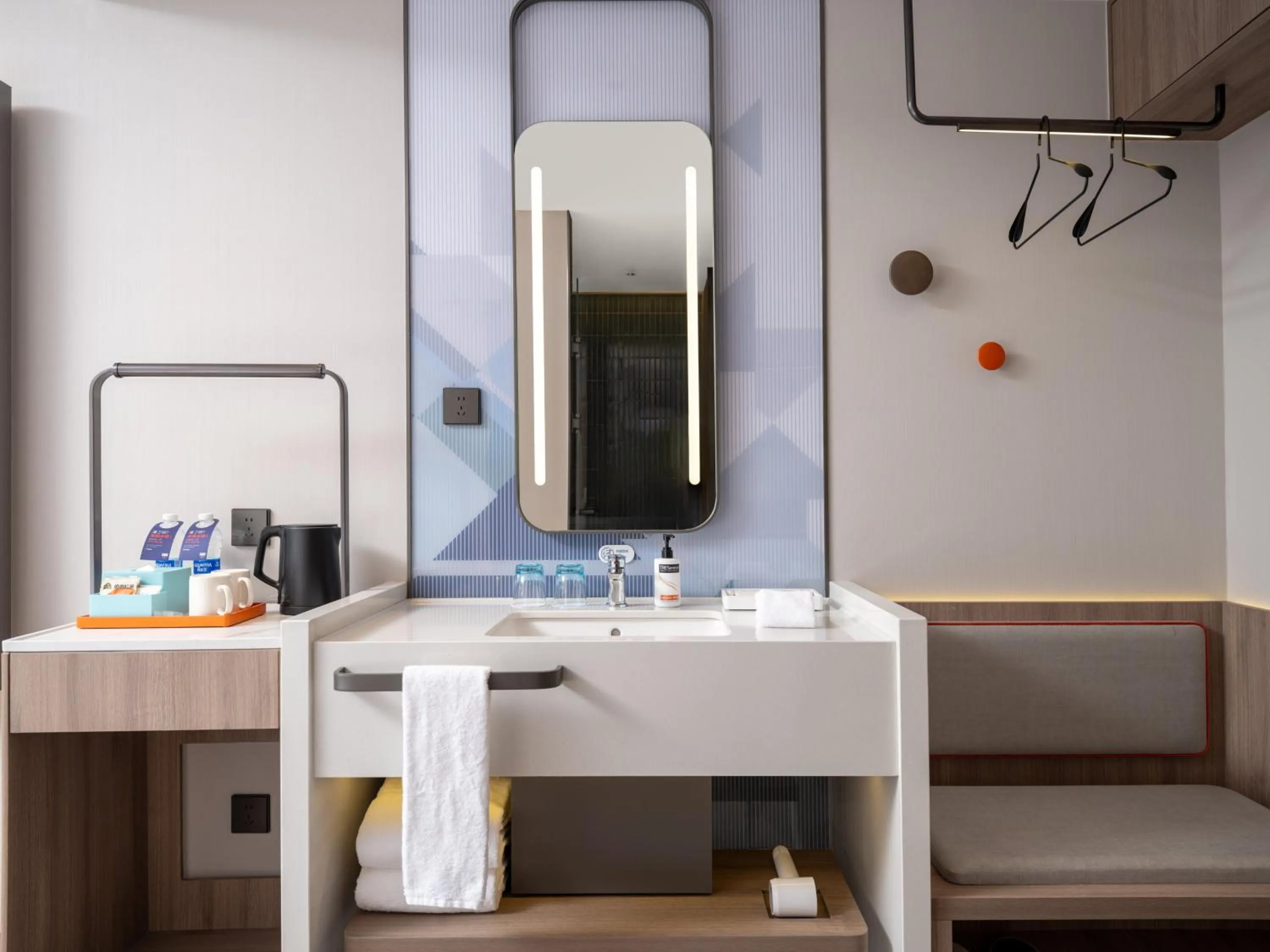 Photo of the whole room in Holiday Inn Express Chongqing Ciqikou Ancient Town by IHG