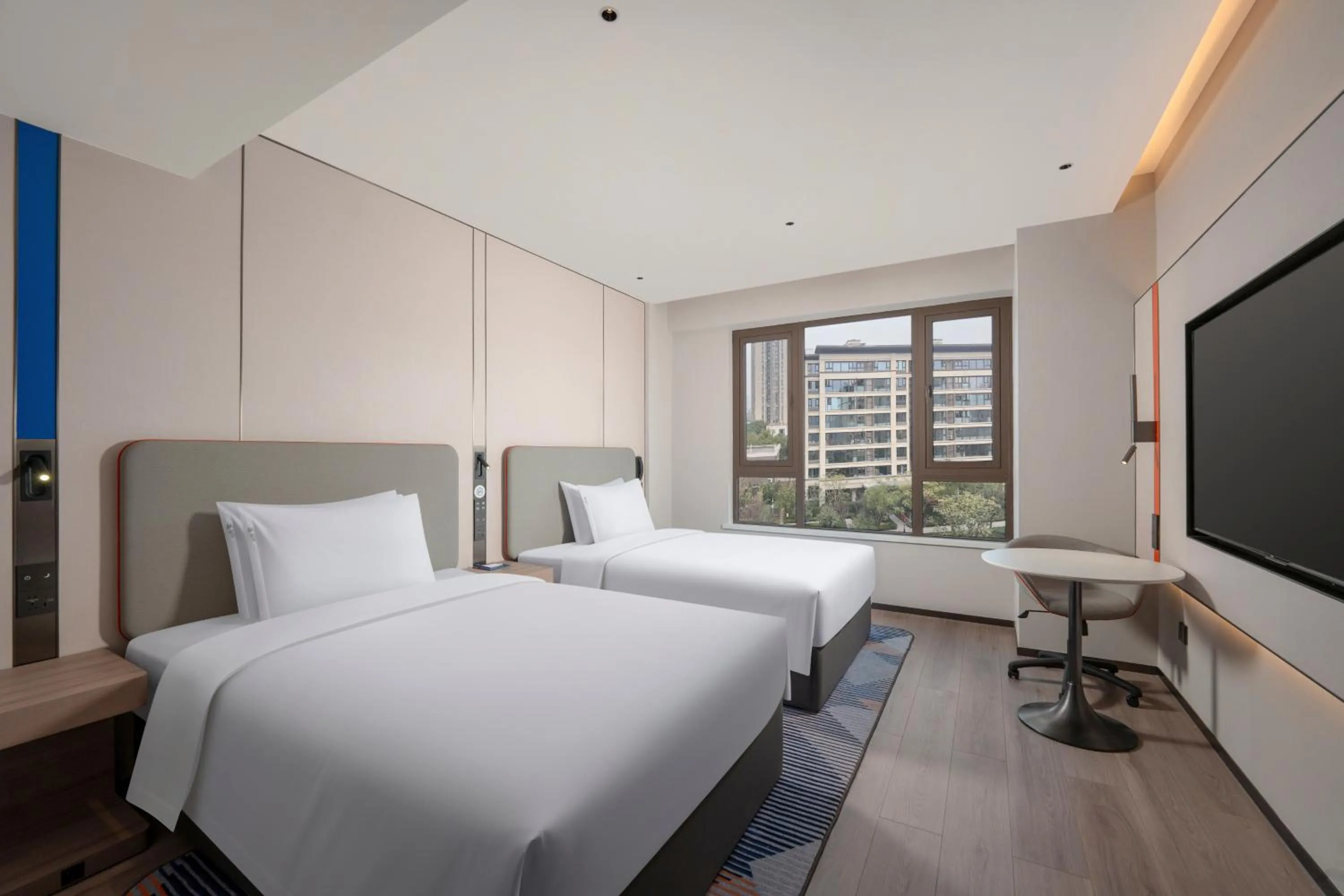 Photo of the whole room, Bed in Holiday Inn Express Chongqing Ciqikou Ancient Town by IHG