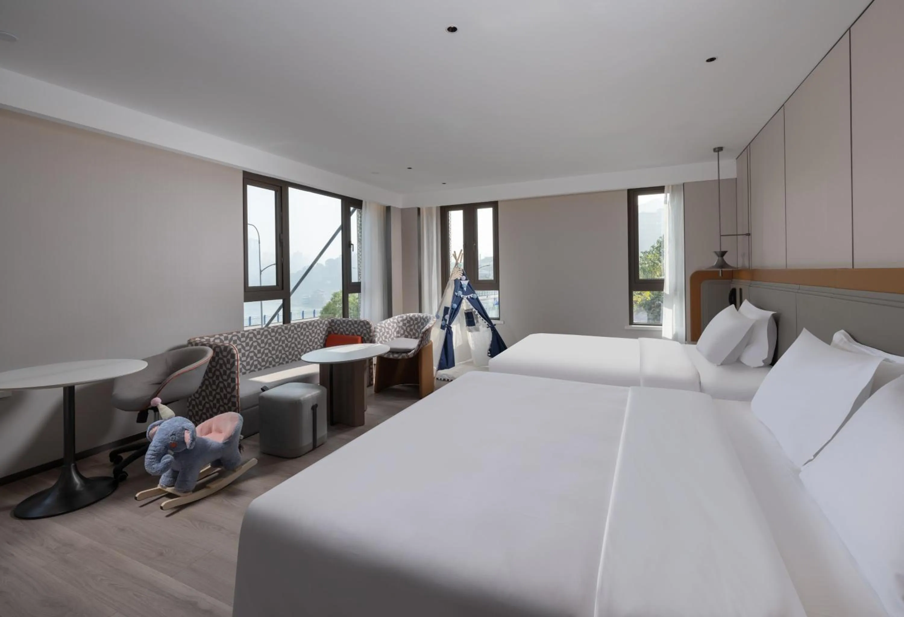 Photo of the whole room, Bed in Holiday Inn Express Chongqing Ciqikou Ancient Town by IHG