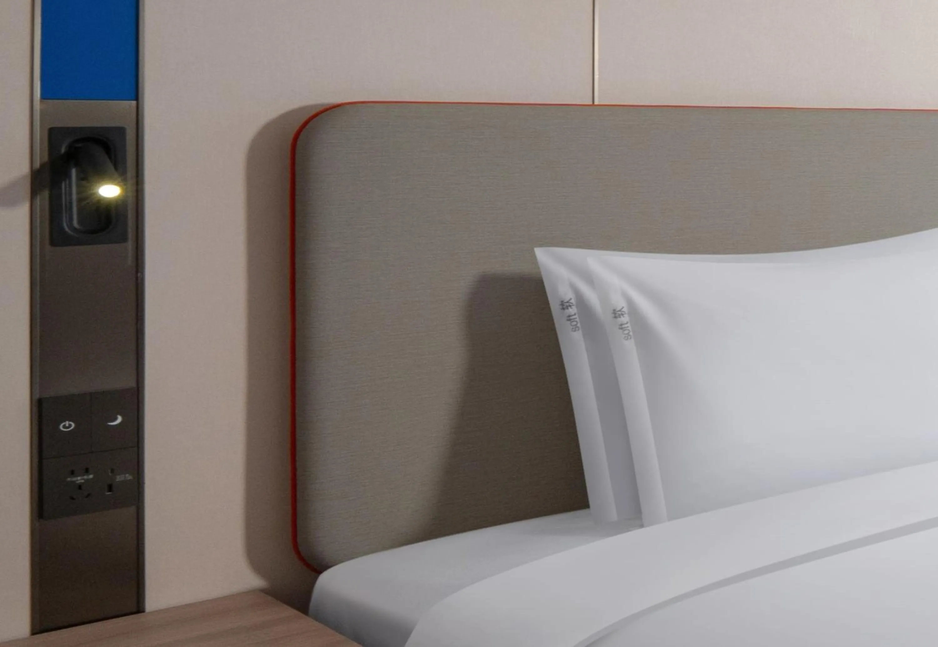 Photo of the whole room, Bed in Holiday Inn Express Chongqing Ciqikou Ancient Town by IHG