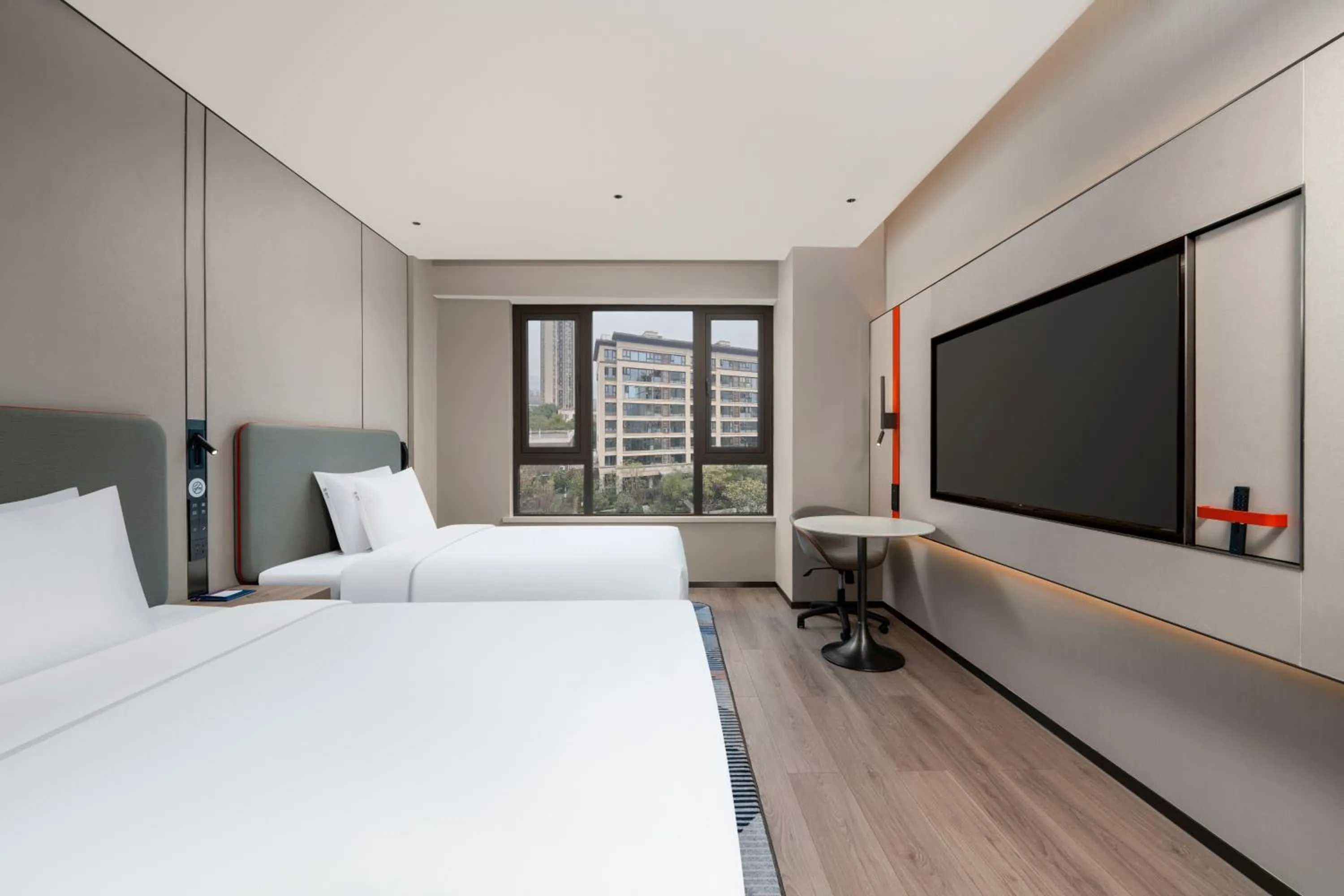Photo of the whole room, Bed in Holiday Inn Express Chongqing Ciqikou Ancient Town by IHG