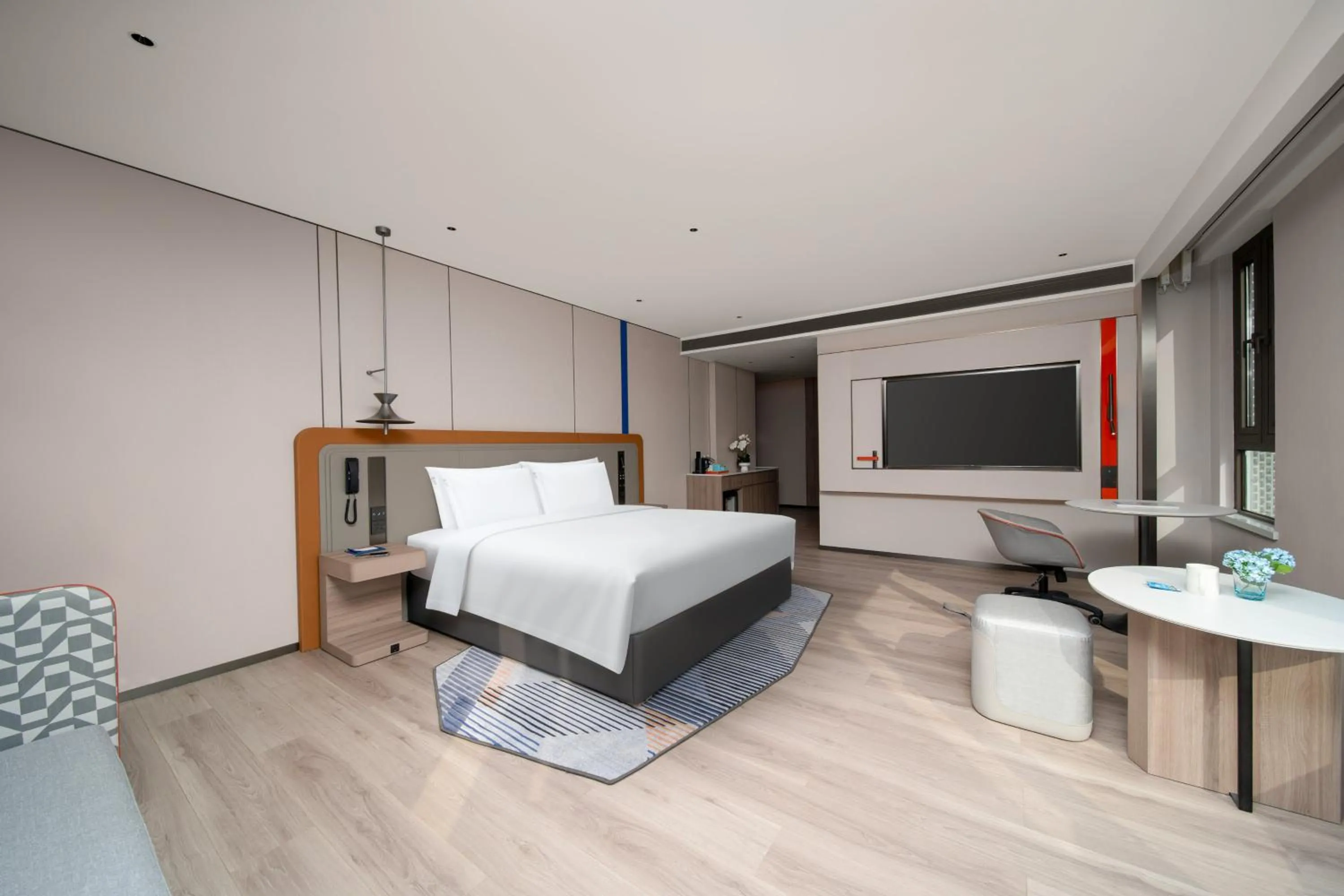 Photo of the whole room, Bed in Holiday Inn Express Chongqing Ciqikou Ancient Town by IHG