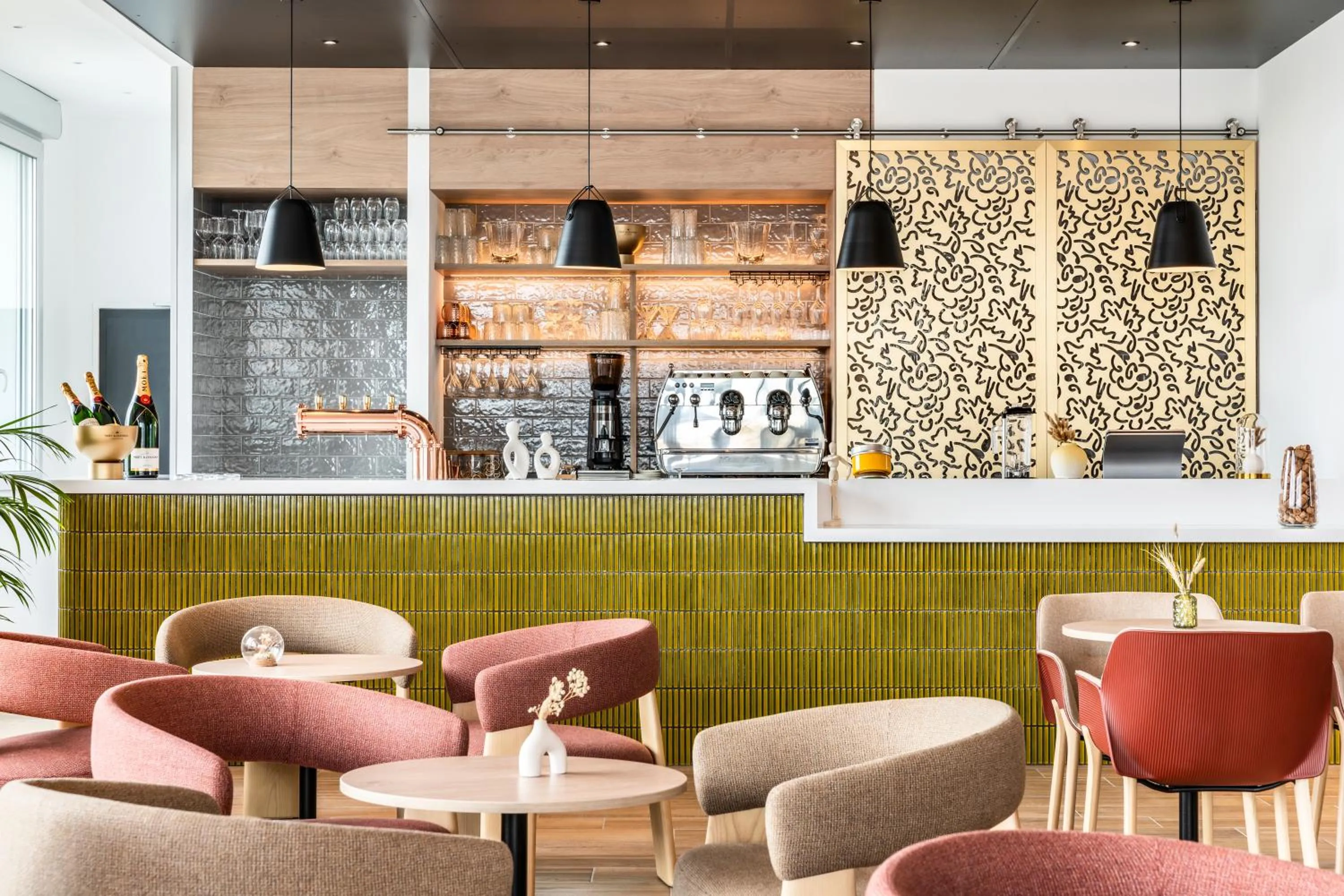 Lounge or bar in Holiday Inn Express & Suites Reims - Rives de Vesle by IHG