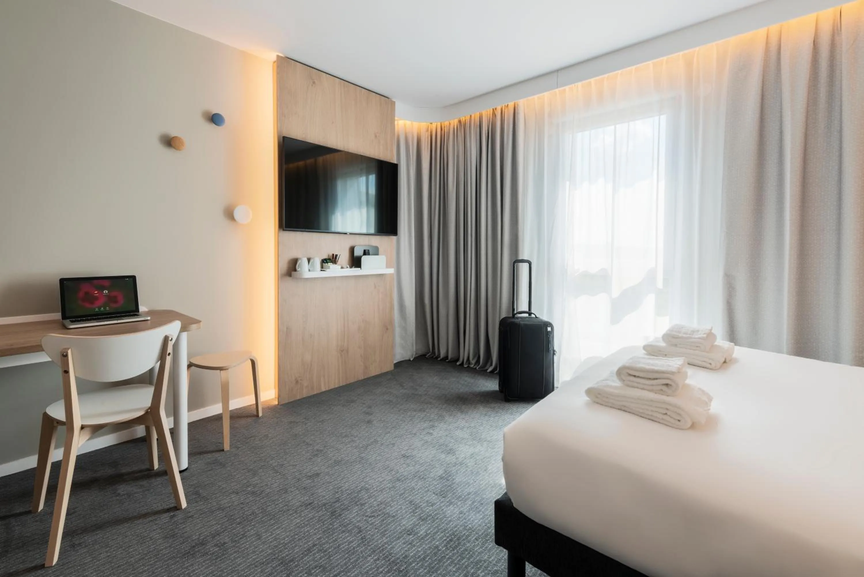 Photo of the whole room, Bed in Holiday Inn Express & Suites Reims - Rives de Vesle by IHG