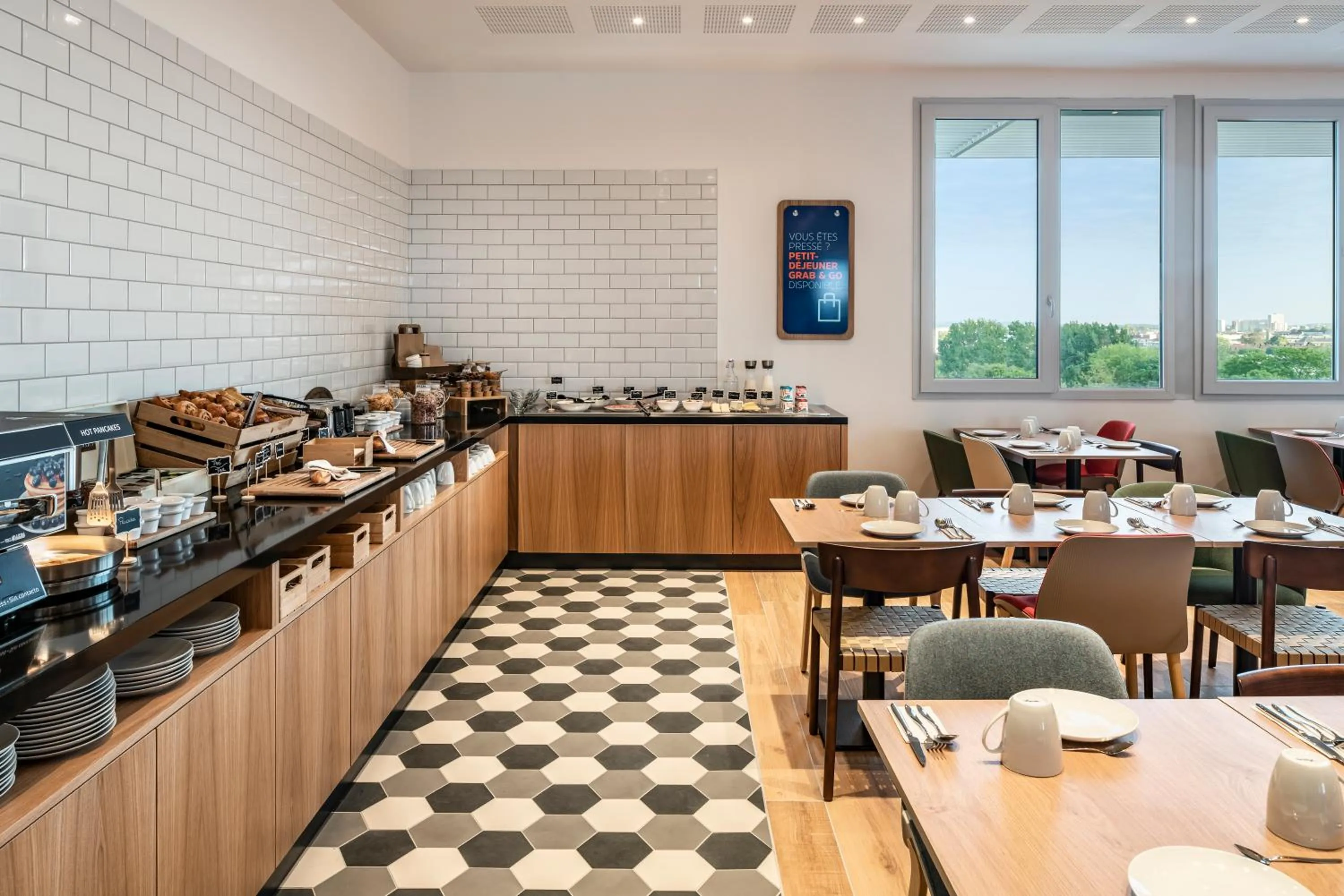 Buffet breakfast in Holiday Inn Express & Suites Reims - Rives de Vesle by IHG