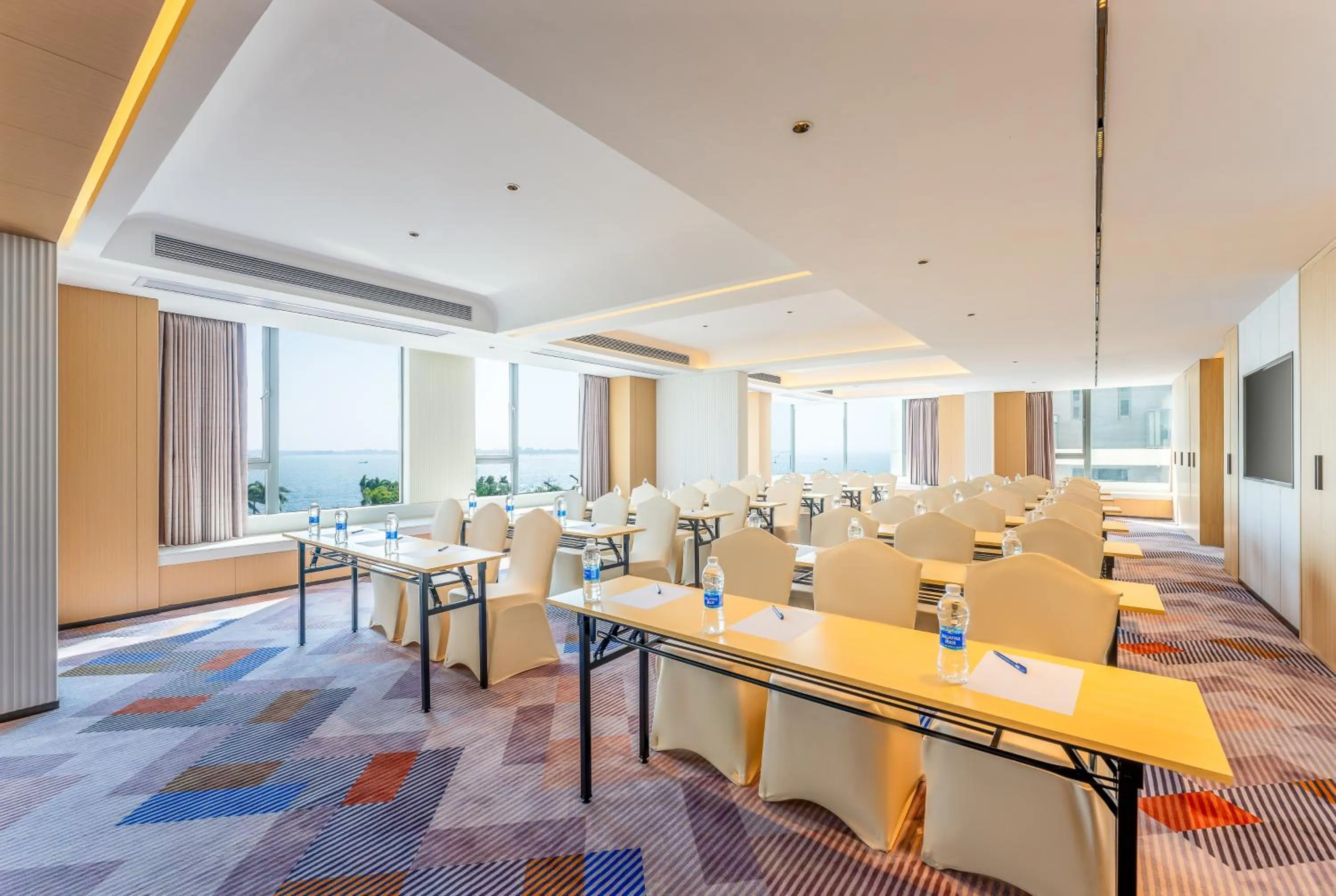Meeting/conference room in Holiday Inn Express Zhanjiang Coast by IHG