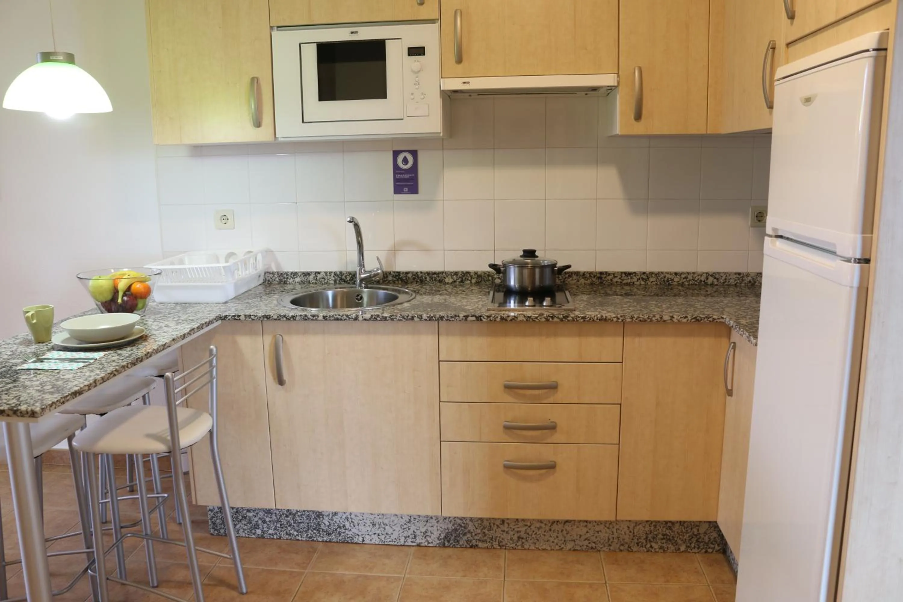 Kitchen or kitchenette in Apartamentos Turísticos Cancelas by Bossh Hotels