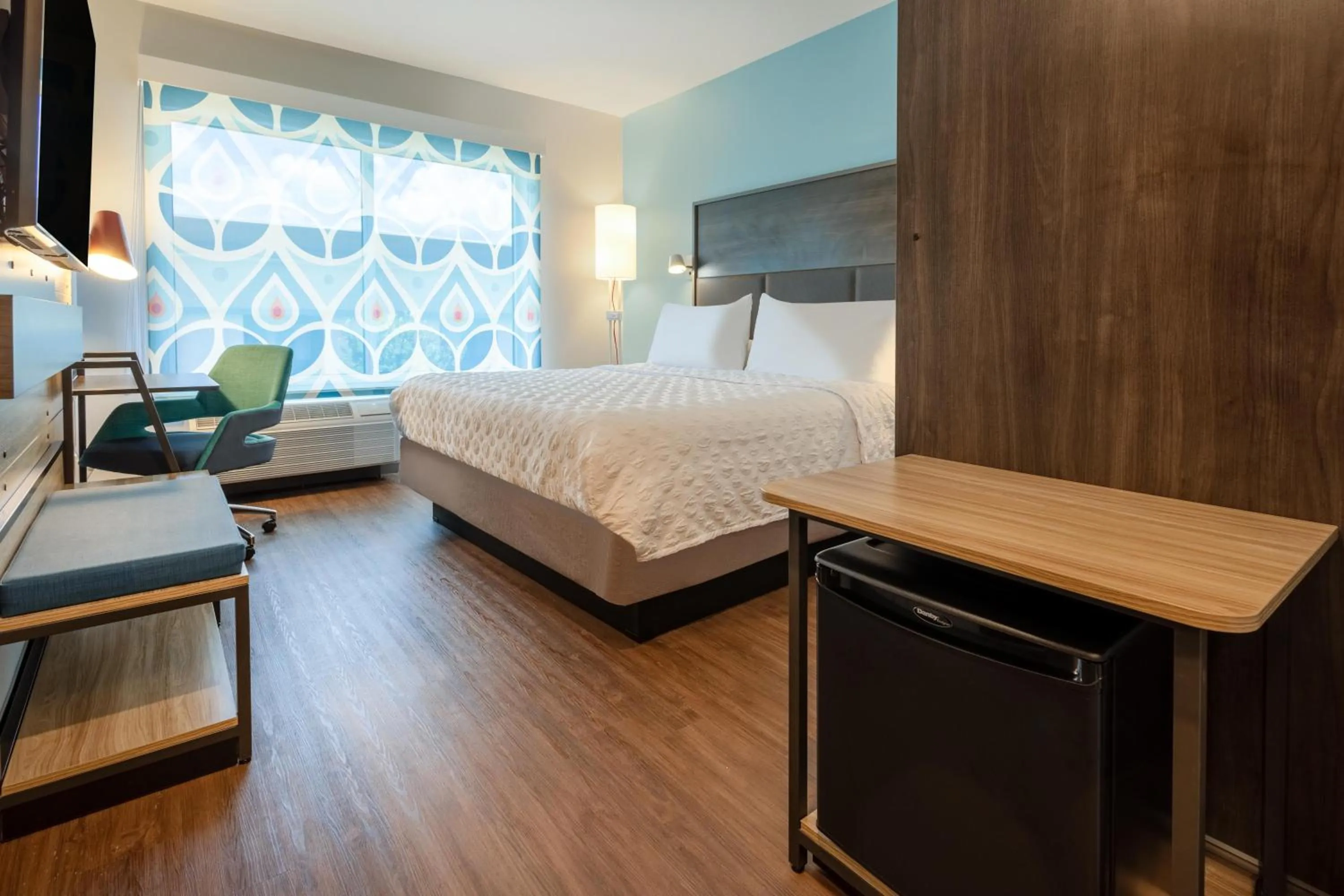 Bed in Tru By Hilton Commerce