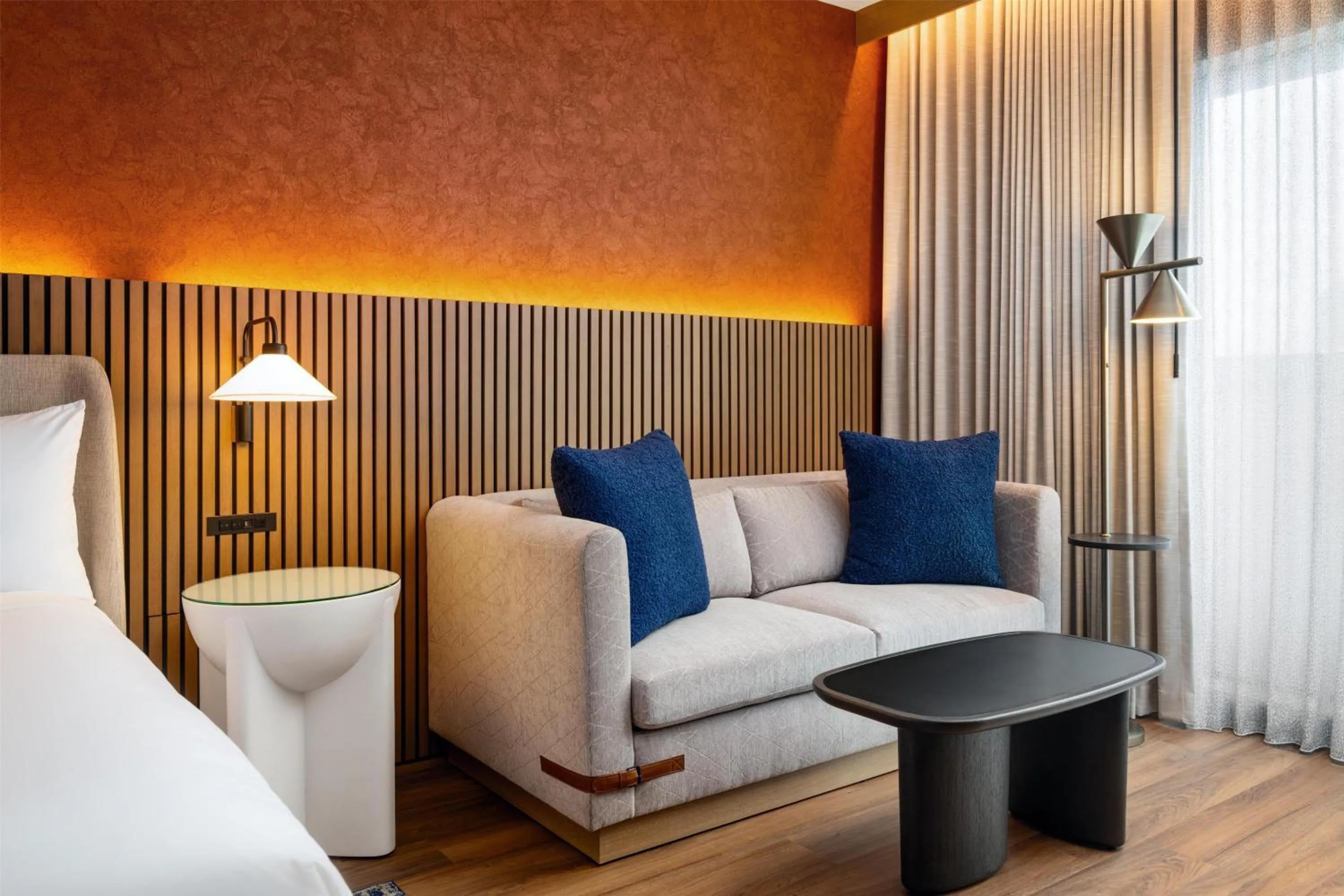 Living room, Bed in The Nobleman Fort Worth, Tapestry Collection By Hilton