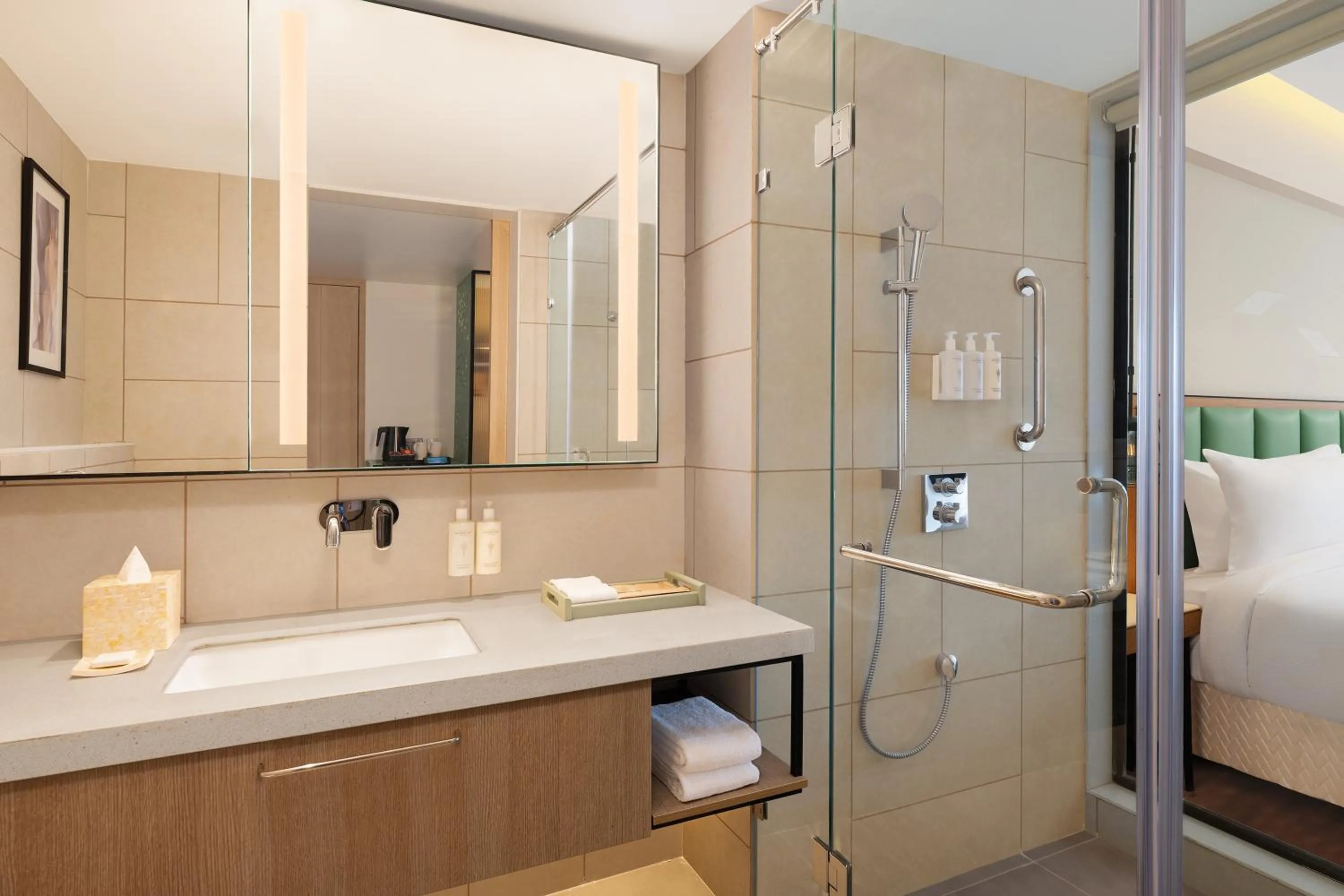 Bathroom, Bed in Hilton Garden Inn Surat City Centre