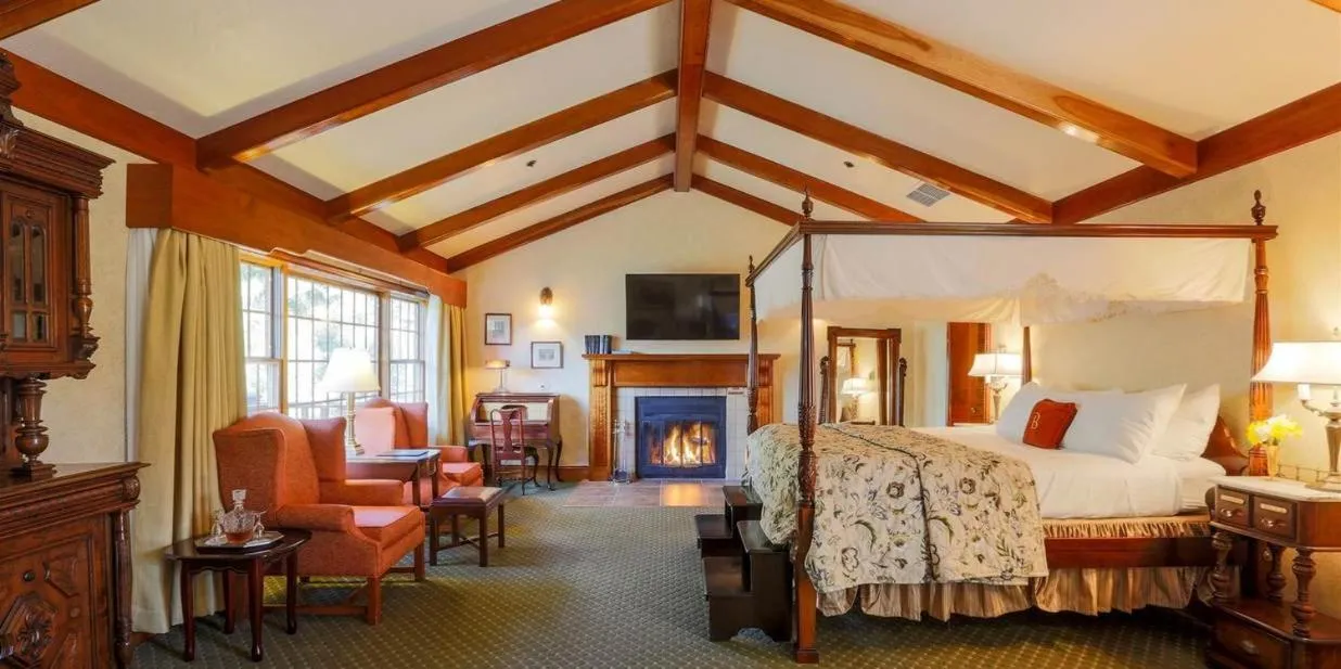 Photo of the whole room, Bed in Benbow Historic Inn