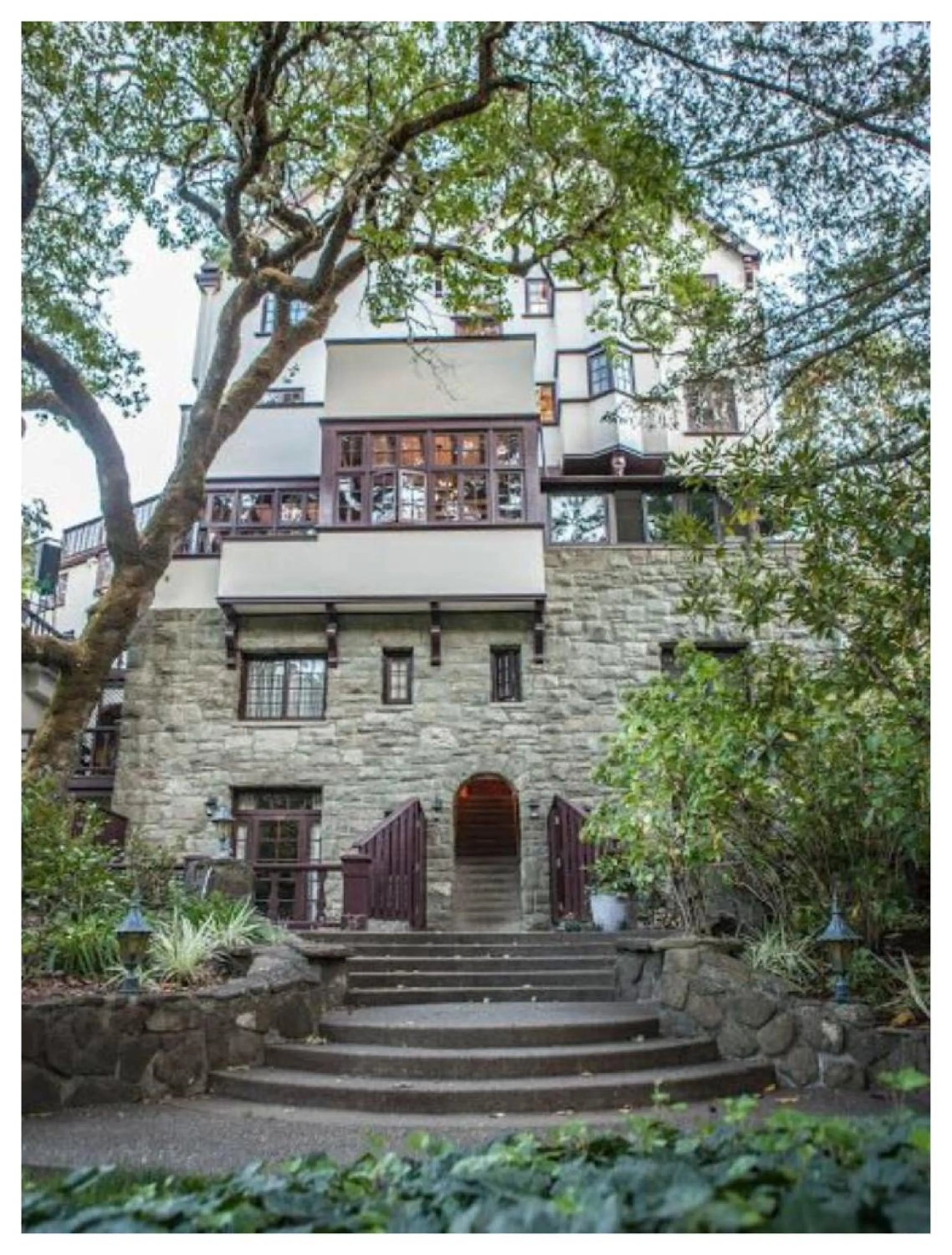 Property building in Benbow Historic Inn