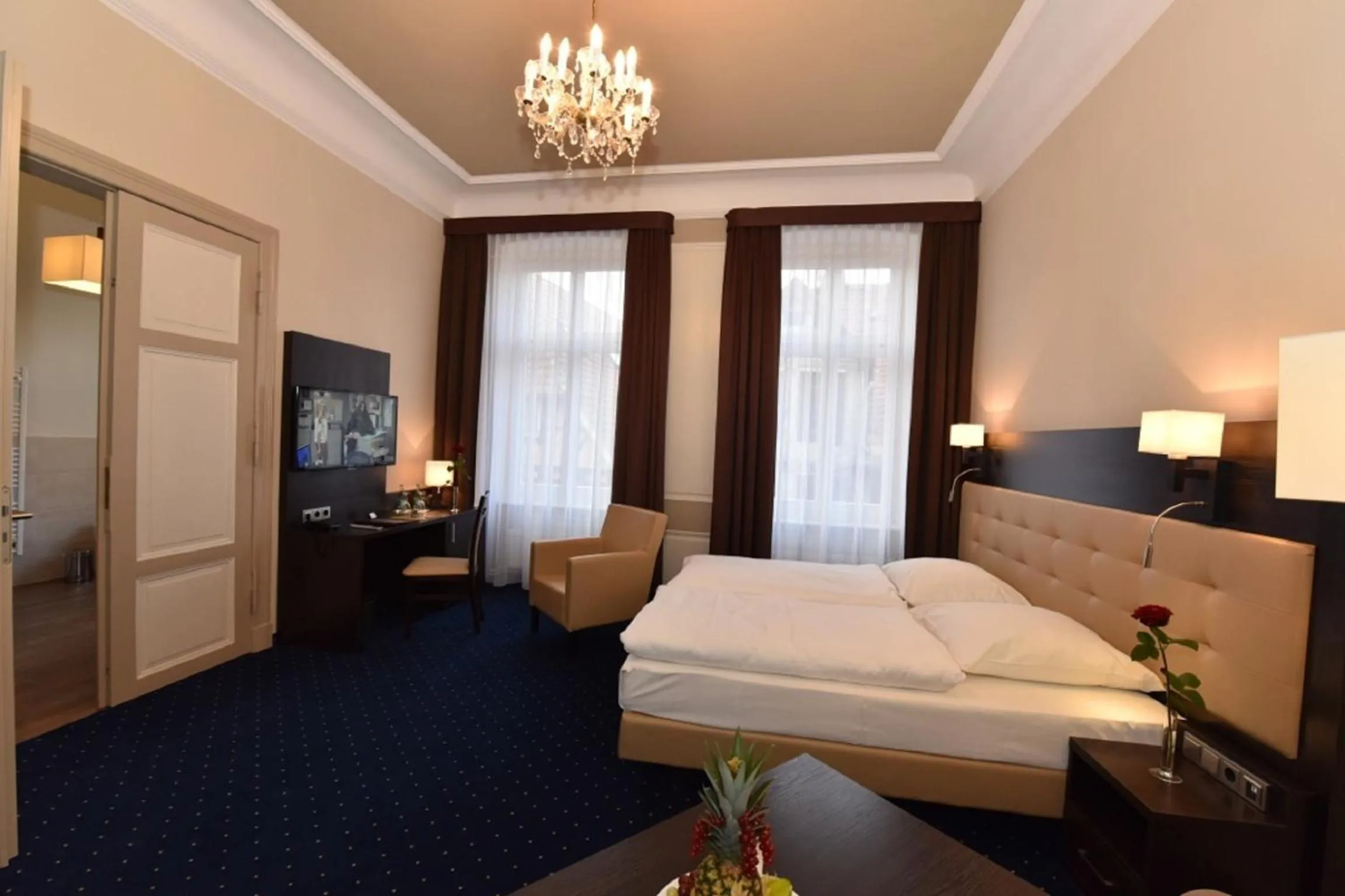 Photo of the whole room, Bed in Weinhaus Wöhler