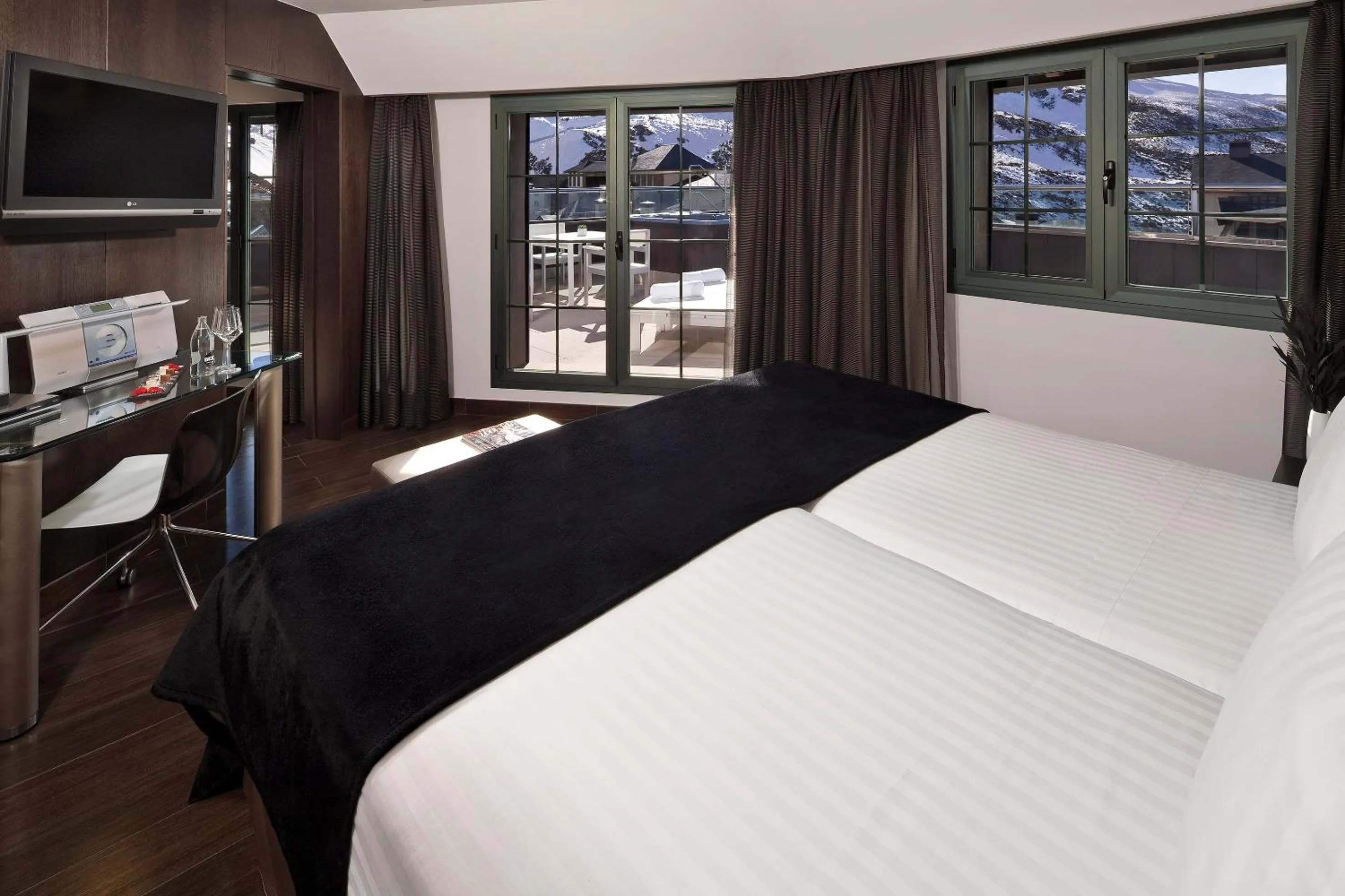 Property building, Bed in Meliá Sol y Nieve