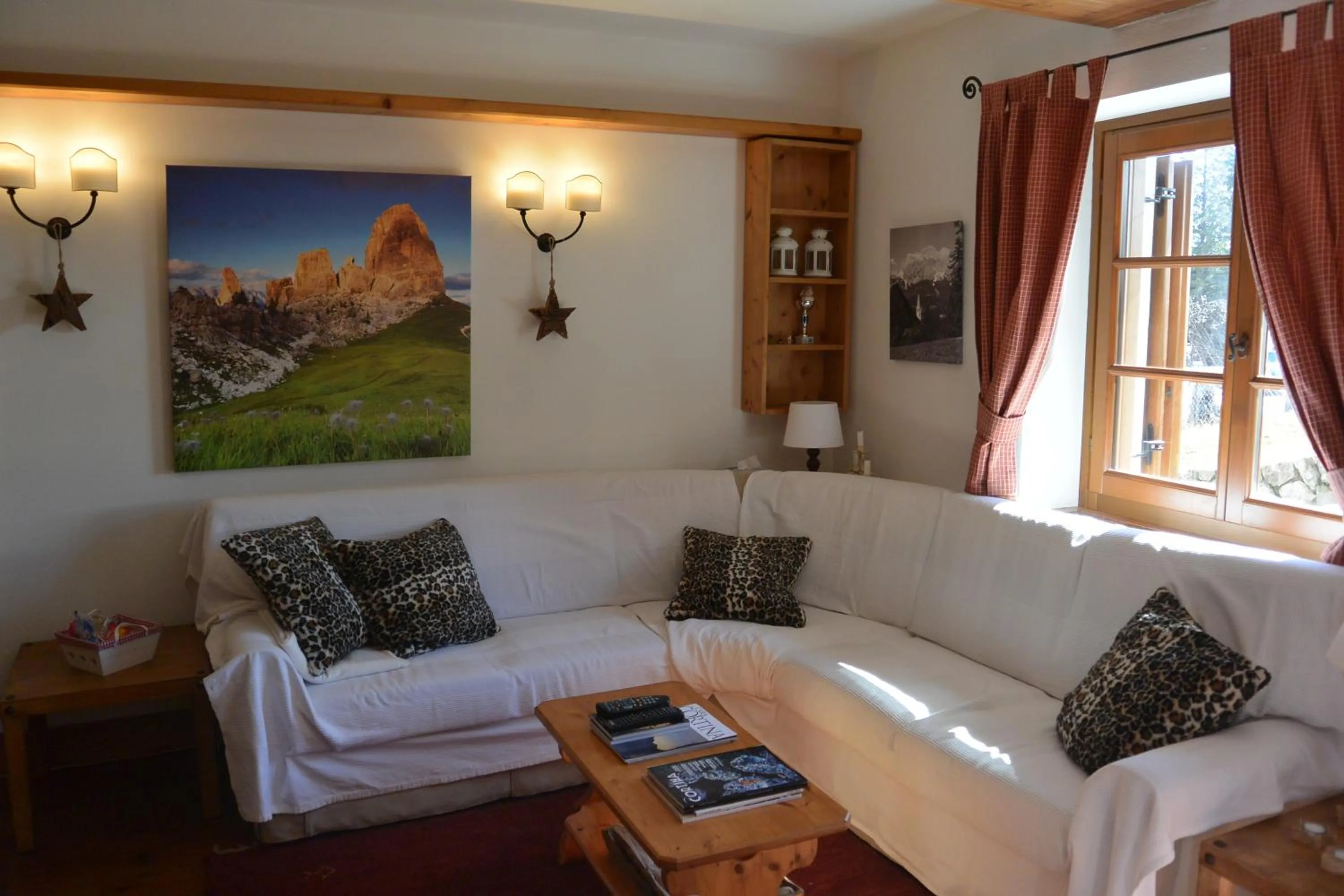 Living room, Bed in Villa Ronco - Stayincortina