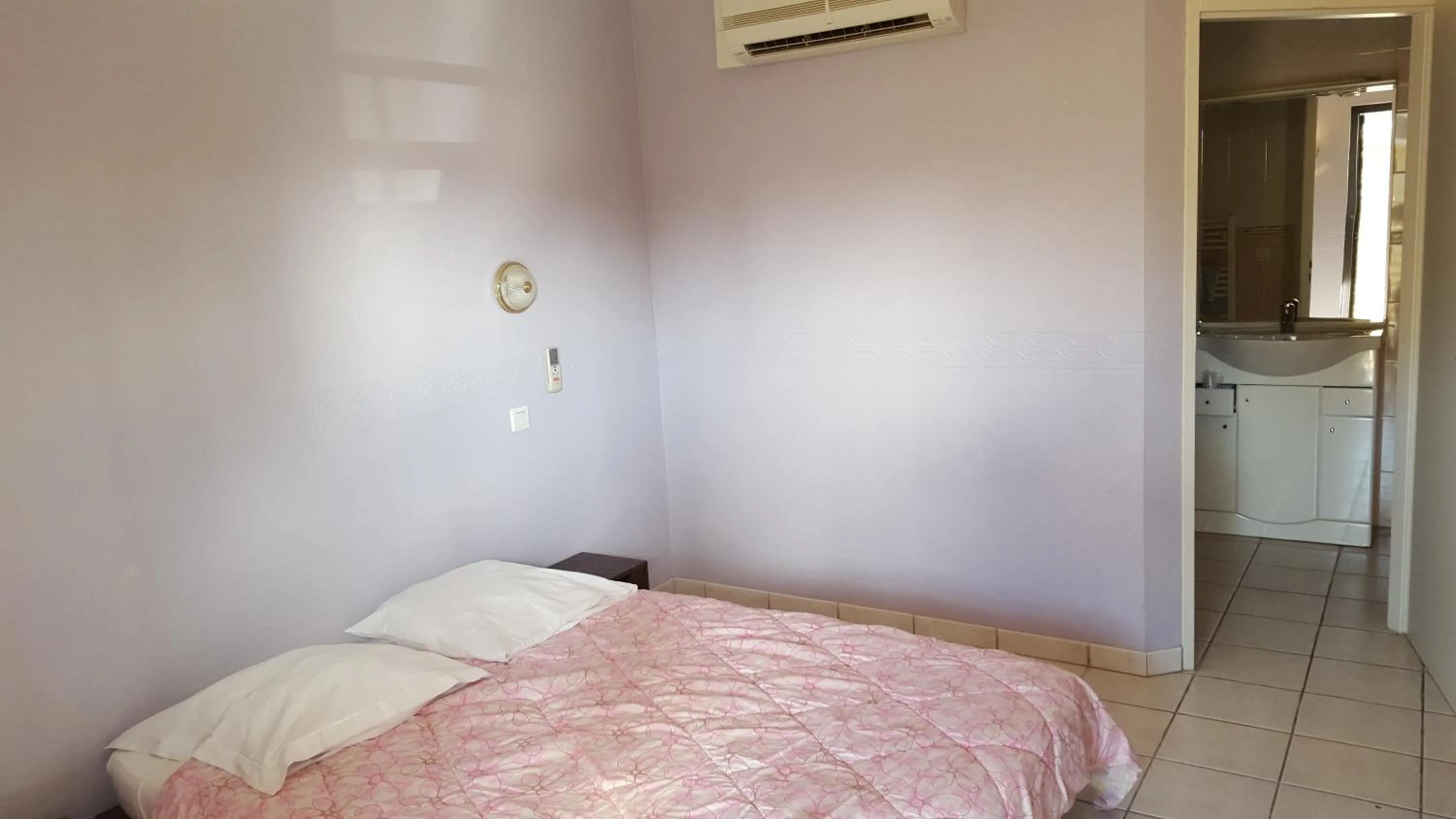 Photo of the whole room, Bed in Auberge de l'Europe