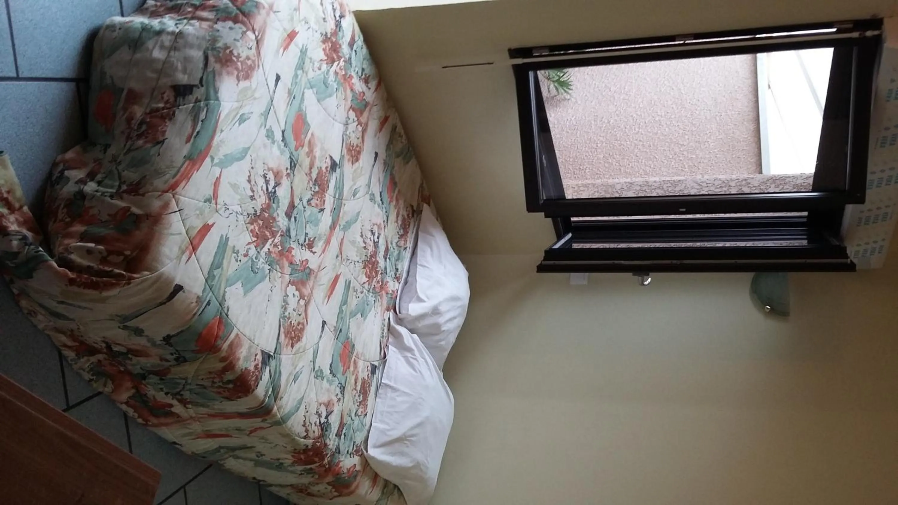 Photo of the whole room, Bed in Auberge de l'Europe