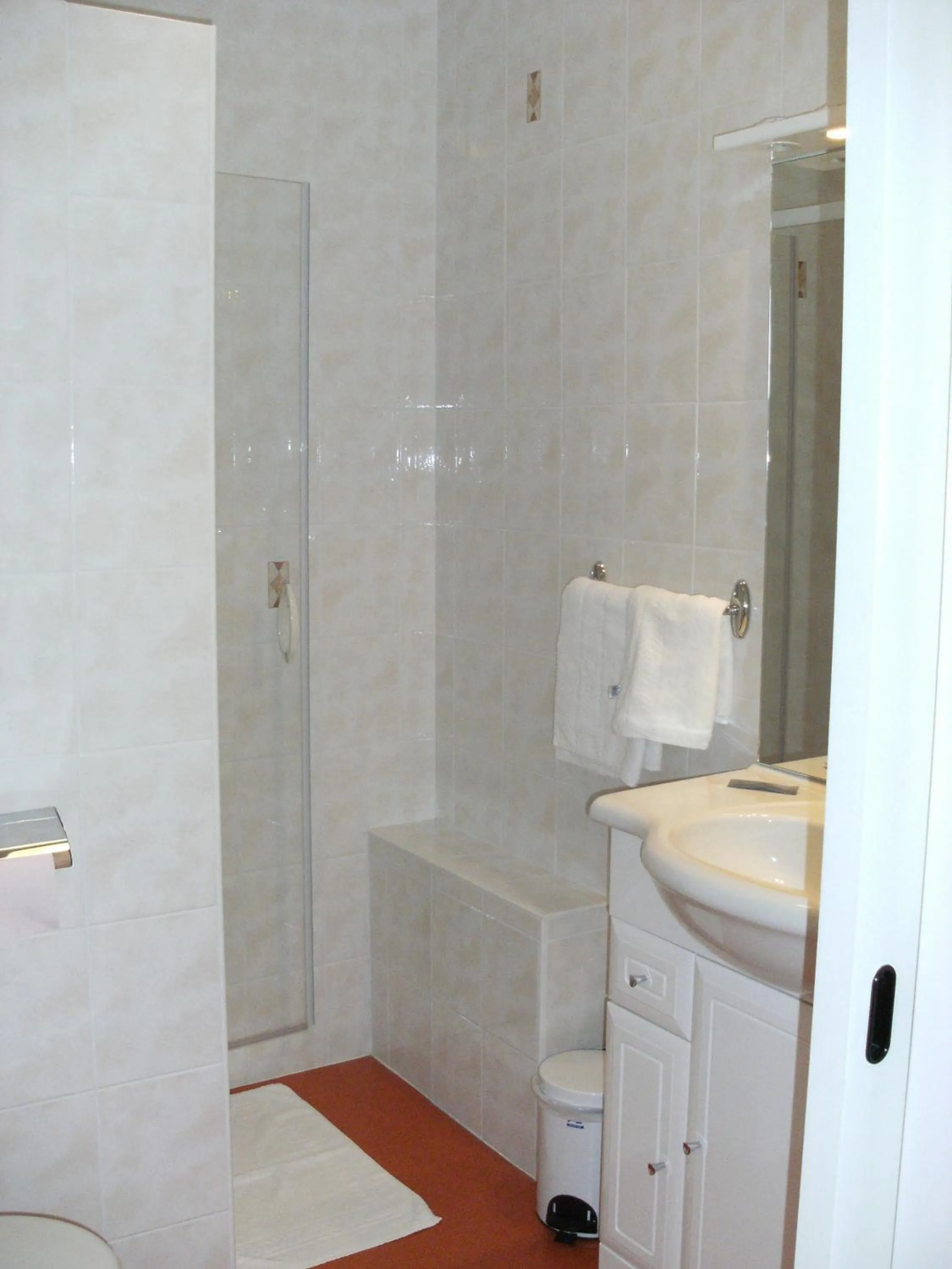 Toilet in Hôtel Particulier LE MAS DES MARAIS