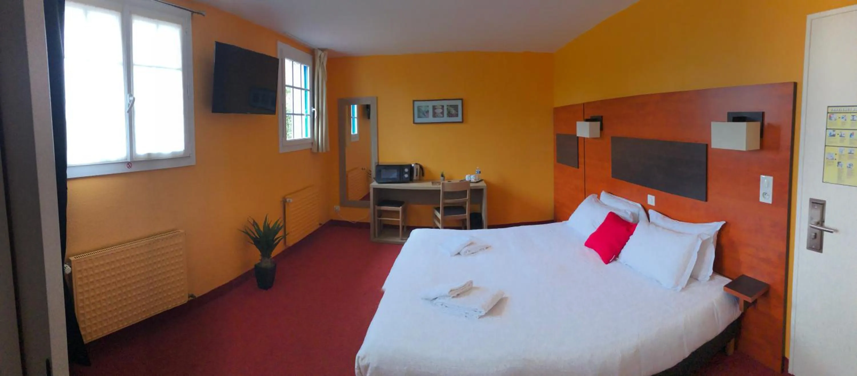 Photo of the whole room, Bed in Hôtel Particulier LE MAS DES MARAIS