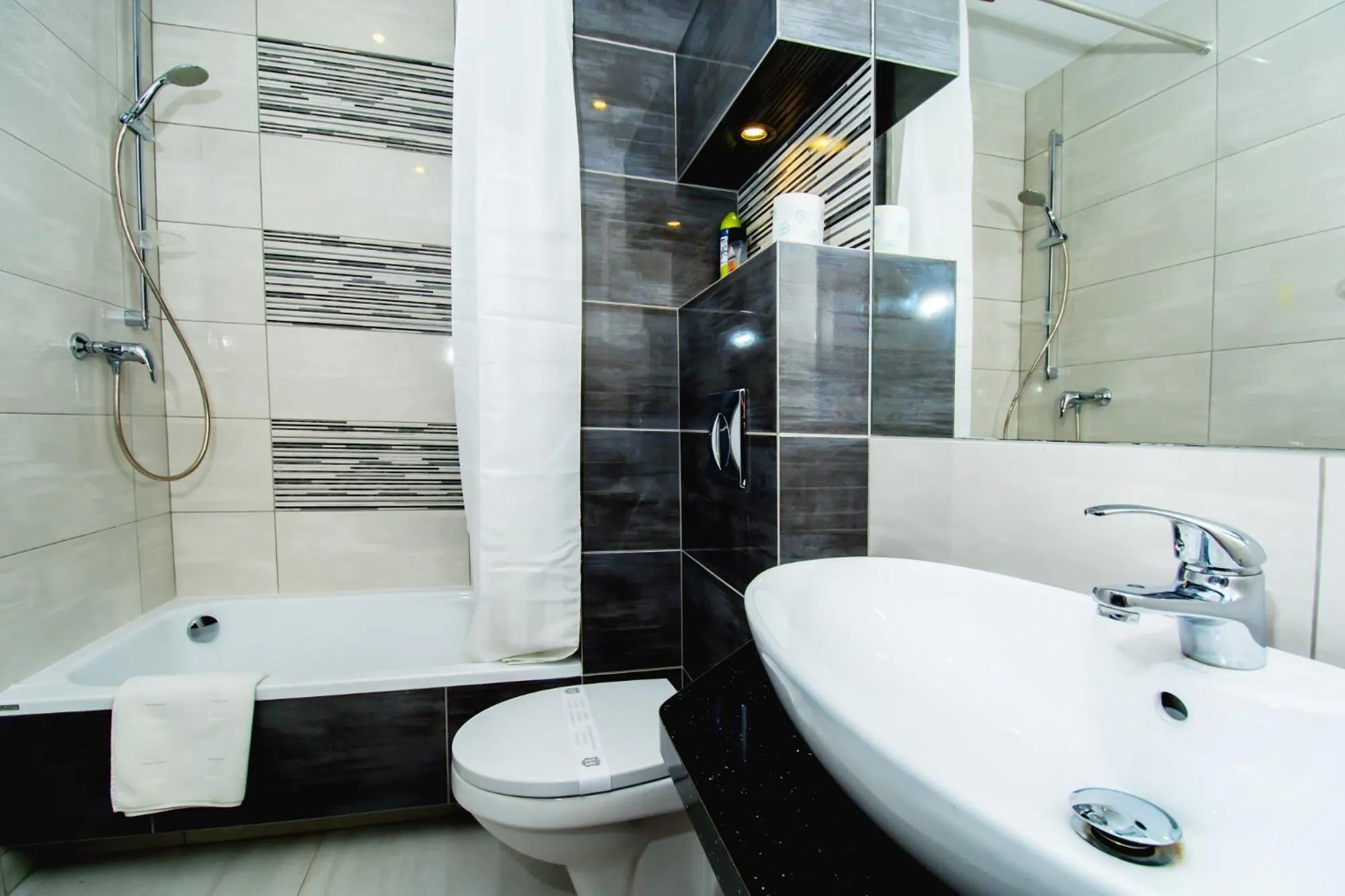 Shower in erApartments Oxygen Residence