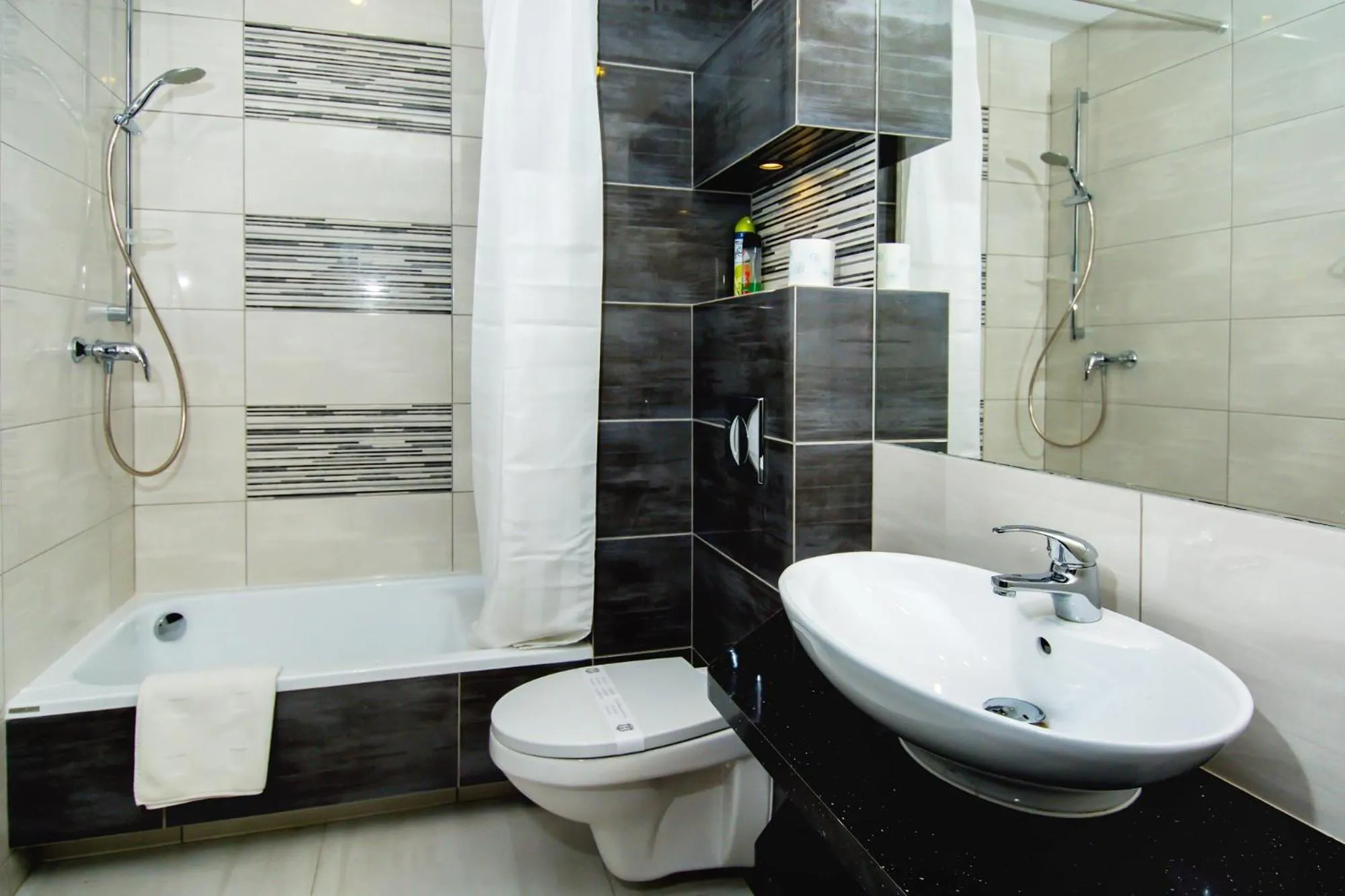 Shower in erApartments Oxygen Residence