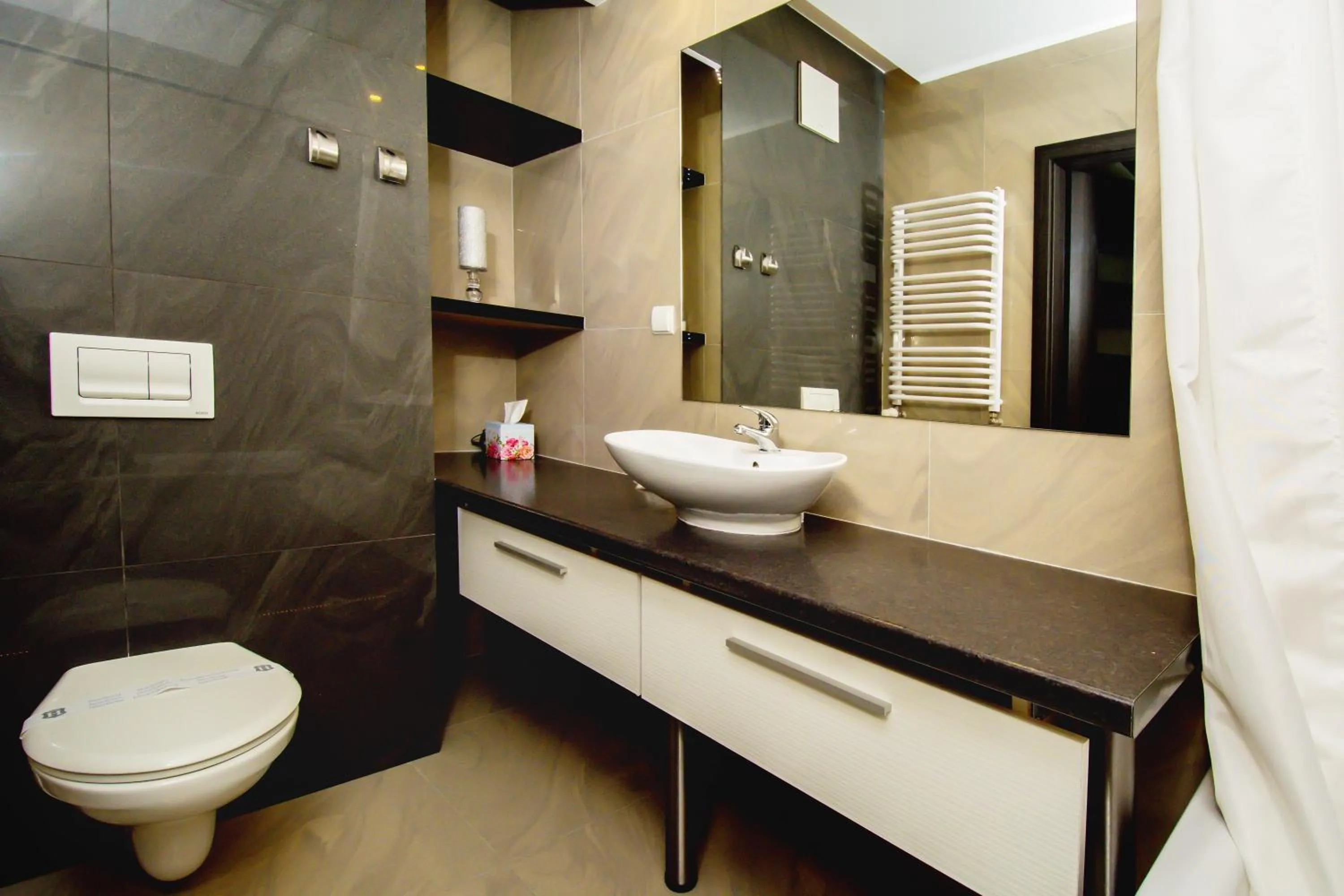 Toilet in erApartments Oxygen Residence