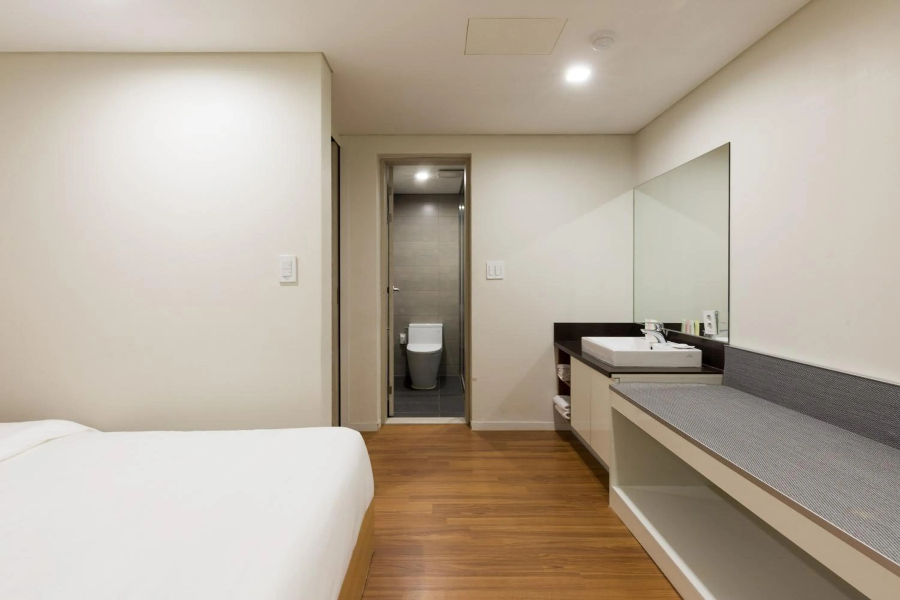 Toilet, Bed in Vistacay Hotel Worldcup