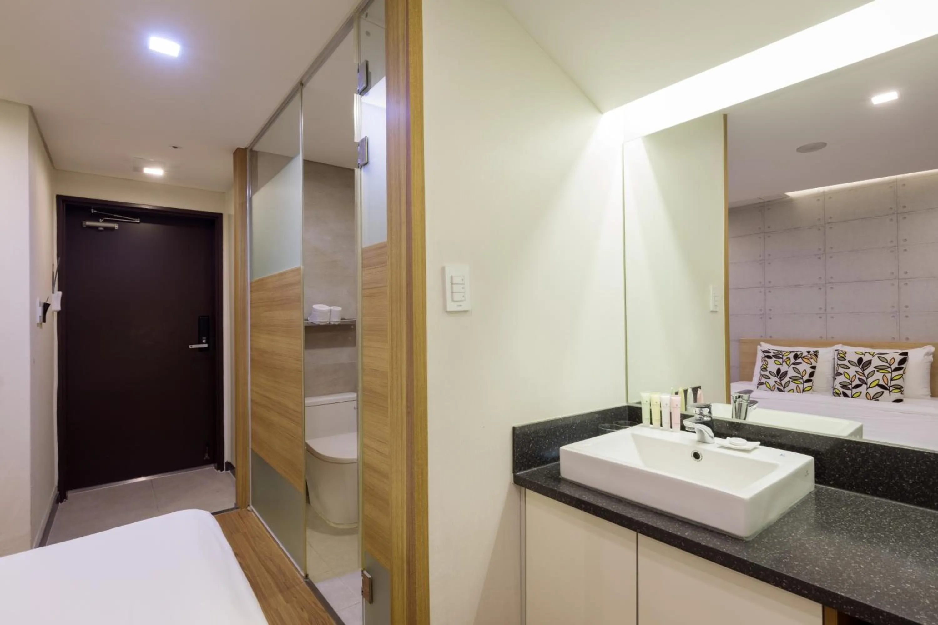 Bathroom, Bed in Vistacay Hotel Worldcup