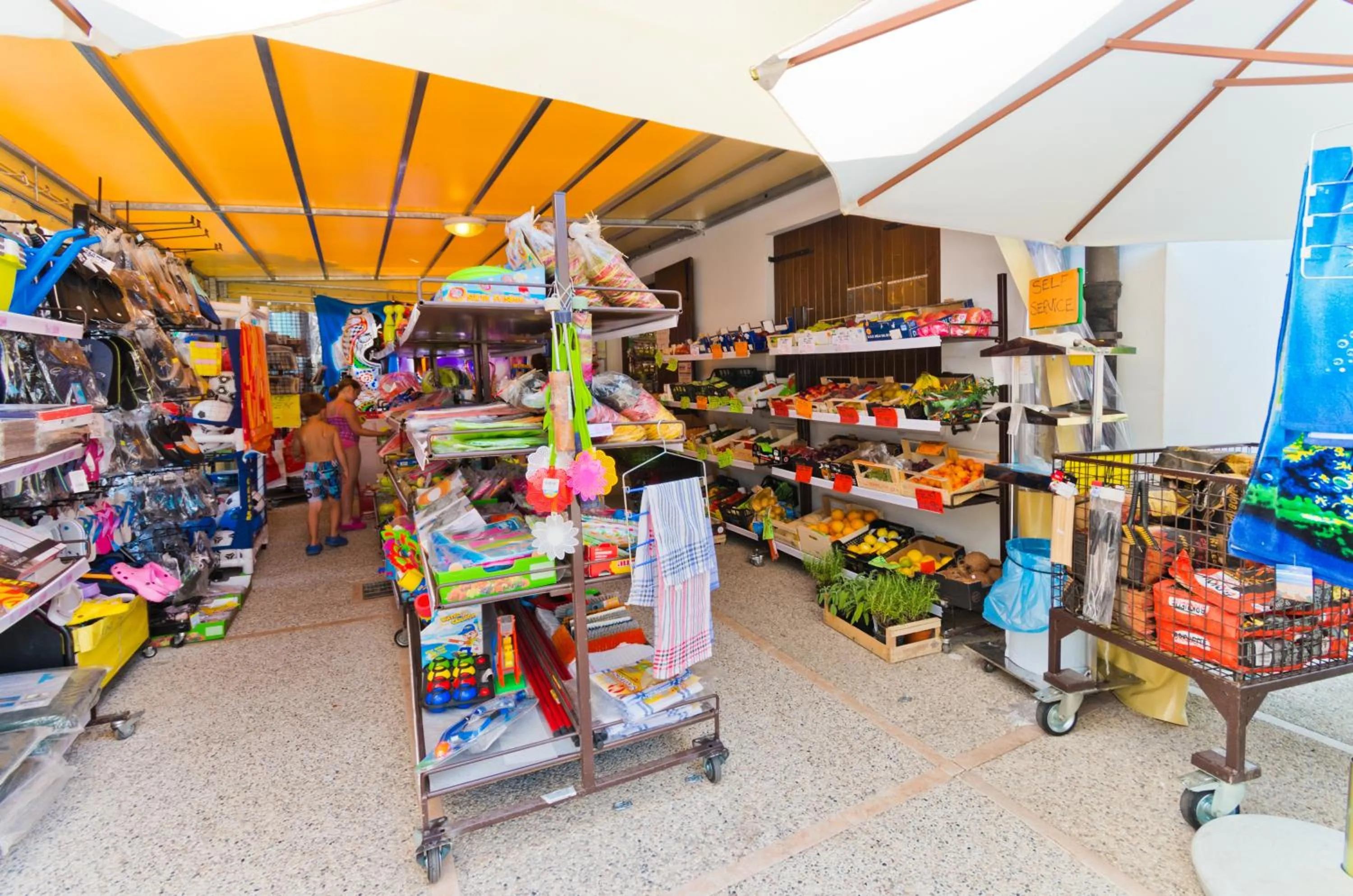 On-site shops in Campeggio del Garda