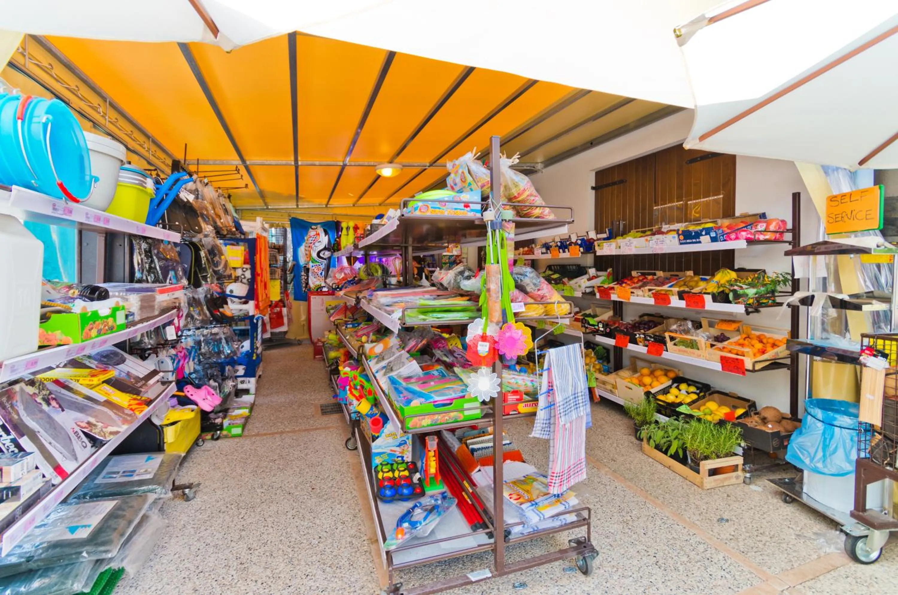 On-site shops in Campeggio del Garda
