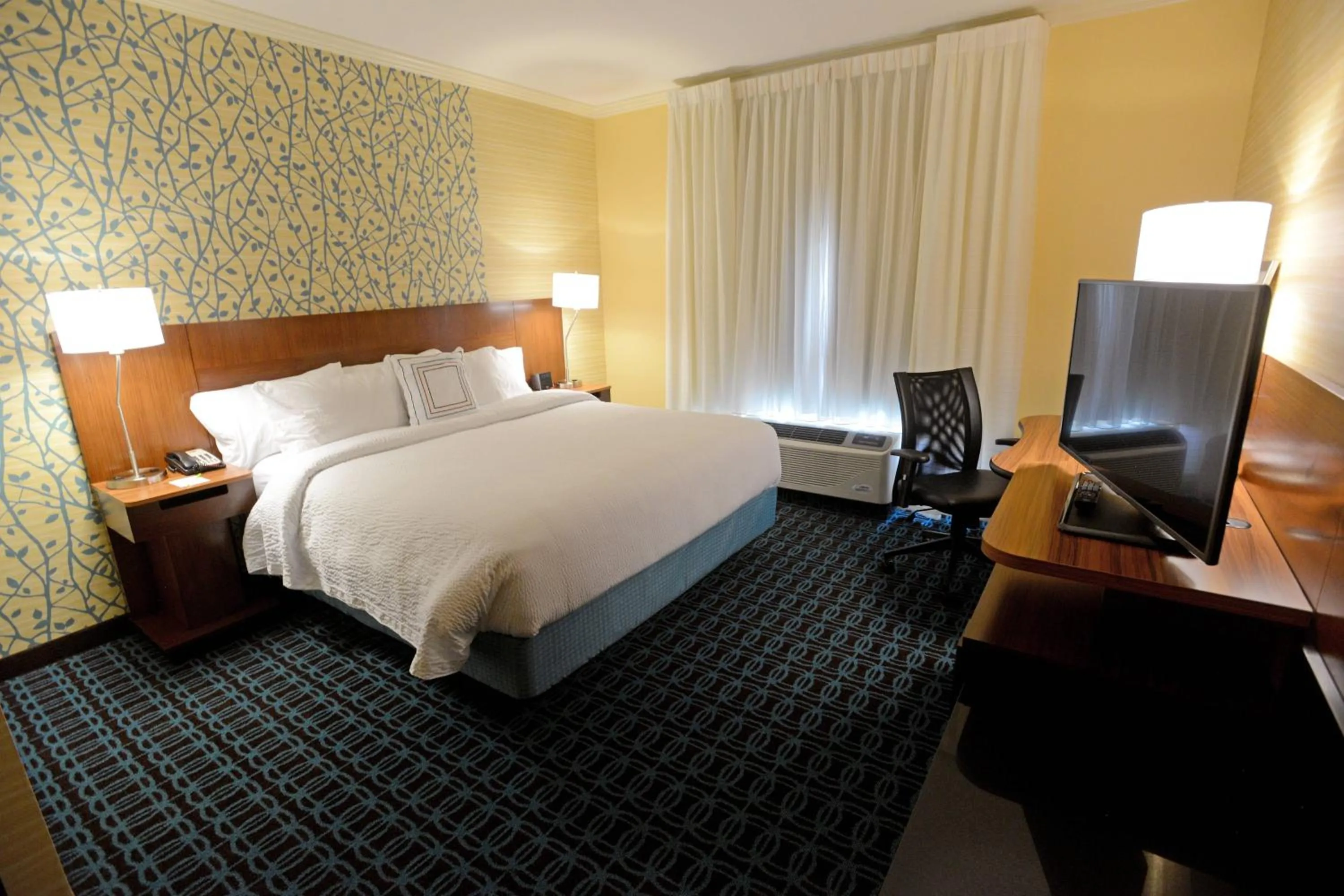 Photo of the whole room, Bed in Fairfield Inn & Suites by Marriott Bowling Green