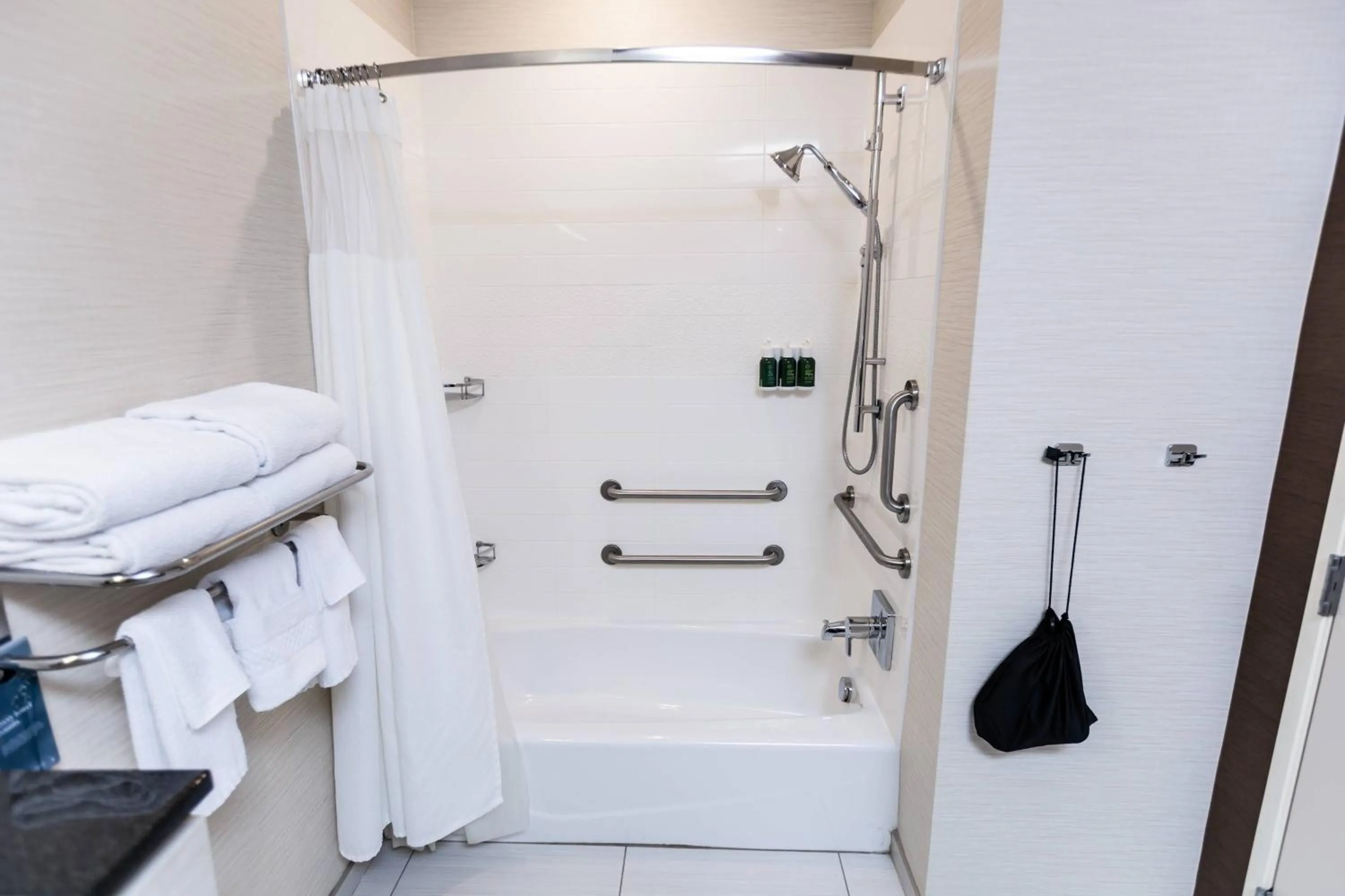 Bathroom in Fairfield Inn & Suites by Marriott Bowling Green