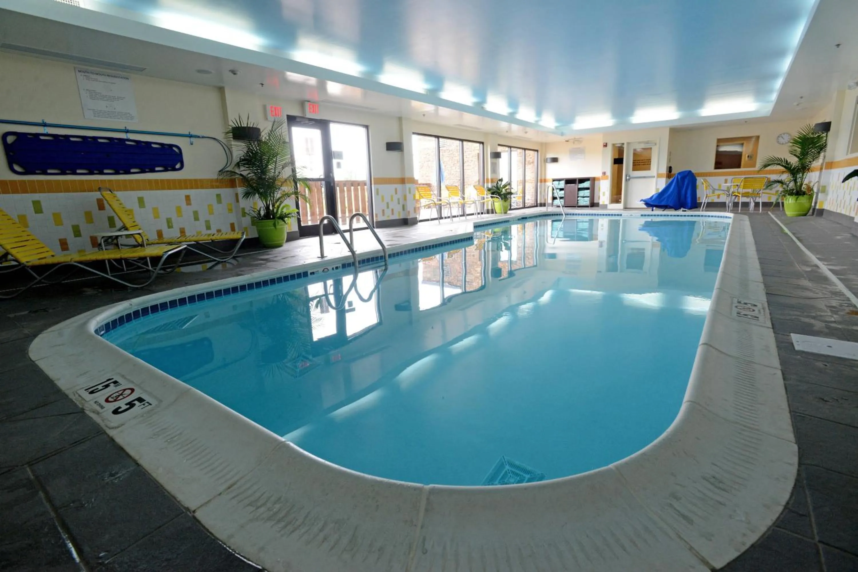 Swimming pool in Fairfield Inn & Suites by Marriott Bowling Green