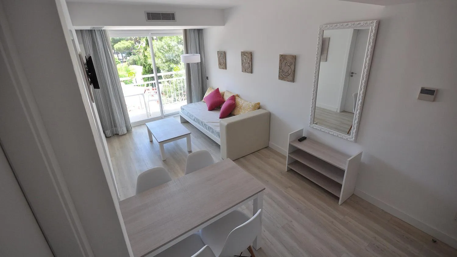 Seating area, Bed in Houm Nets - Adults Only