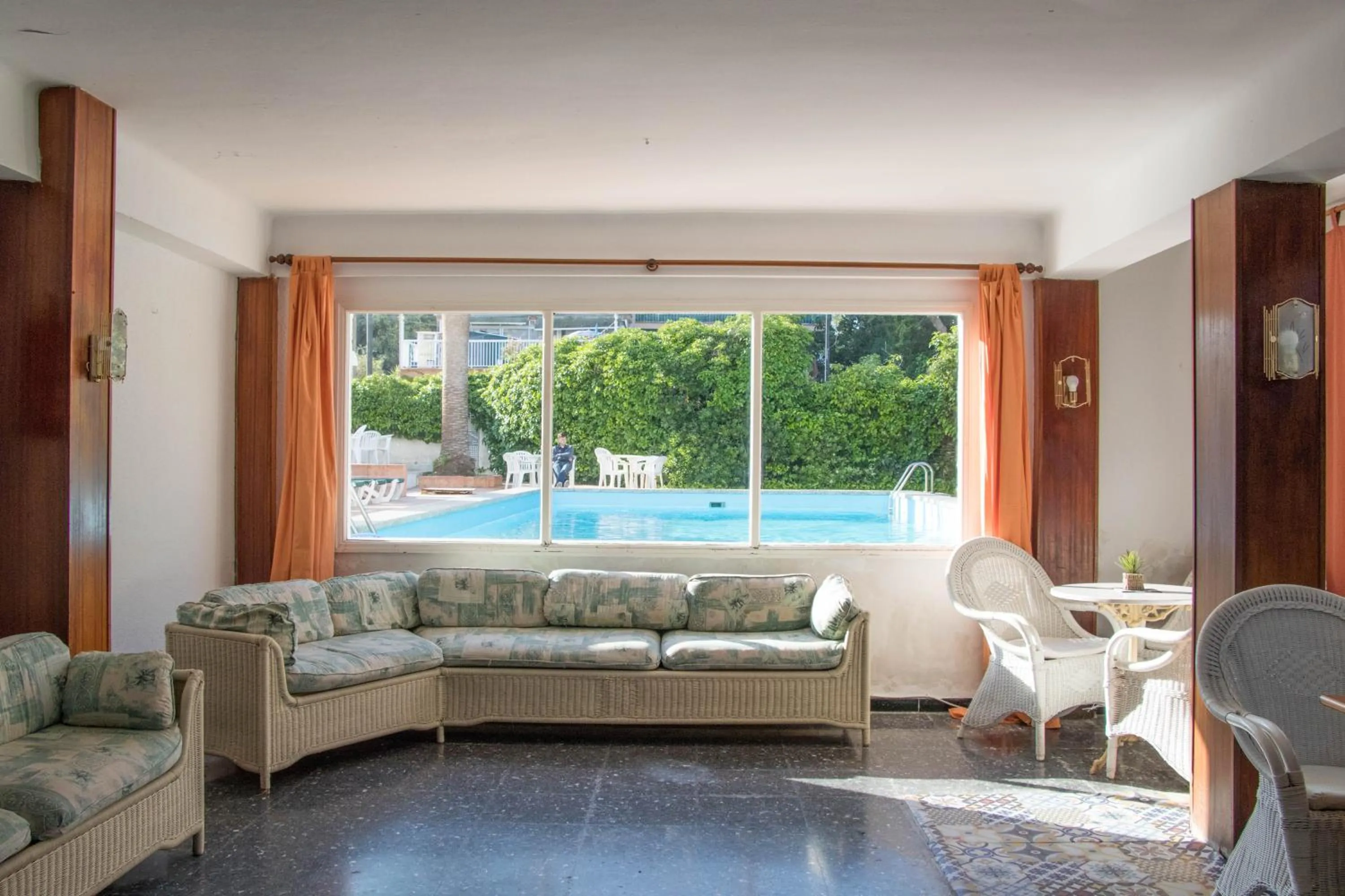 Communal lounge/ TV room in Houm Nets - Adults Only