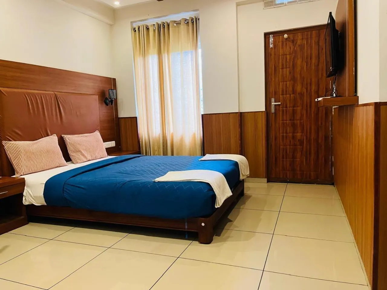 Photo of the whole room in White Portico