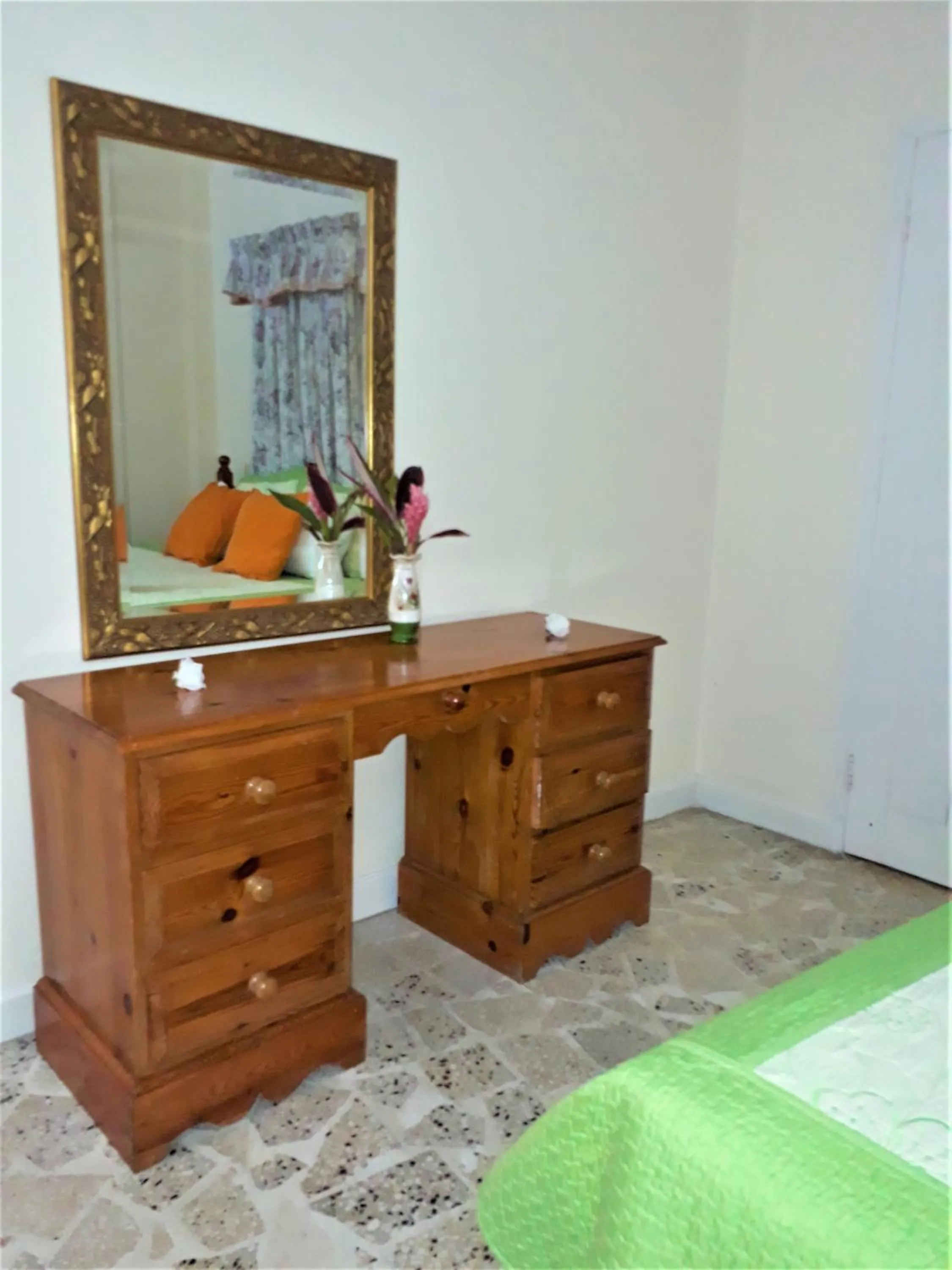 Decorative detail, Bed in Paradise Inn