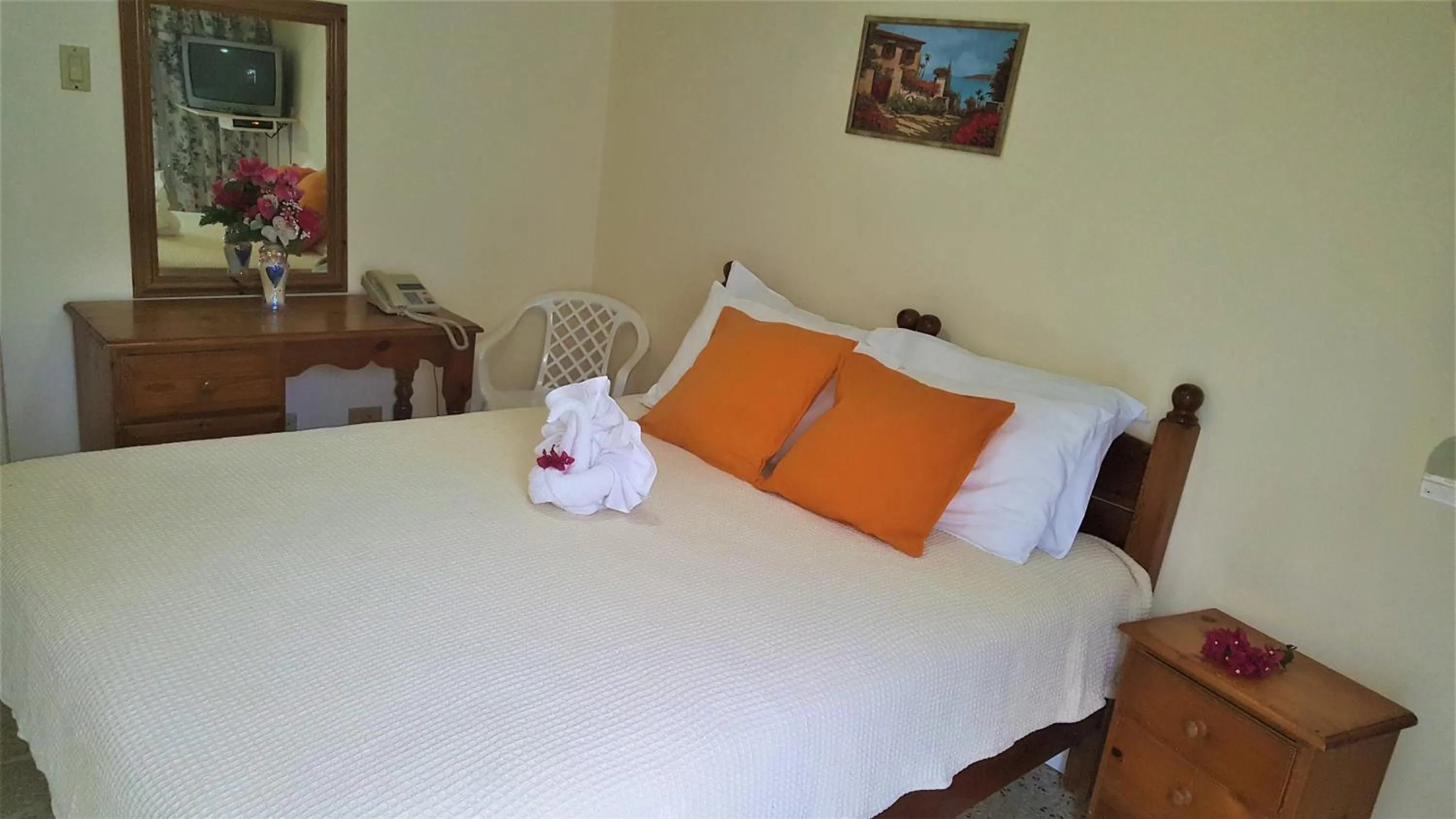 Bedroom, Bed in Paradise Inn