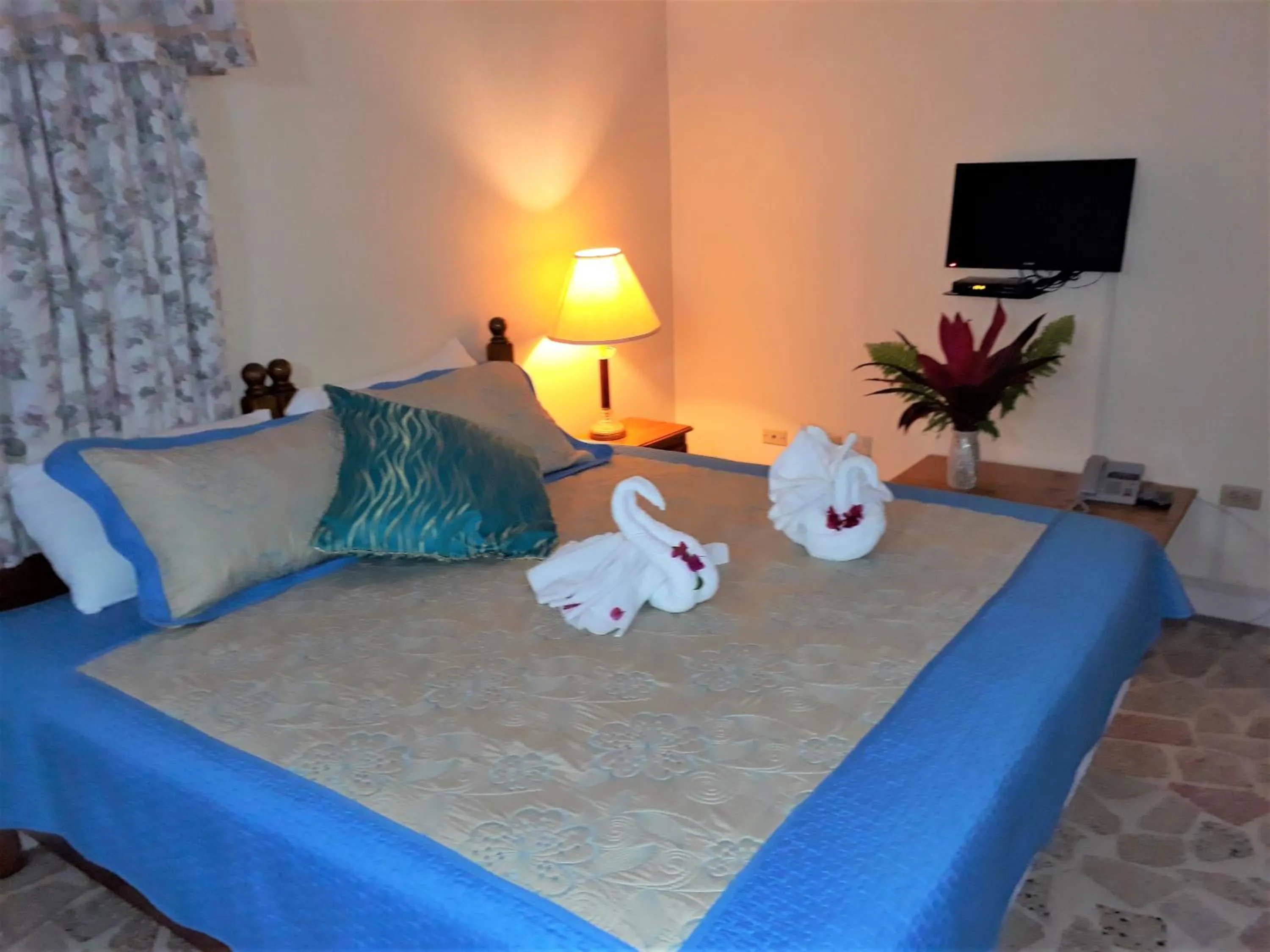 Bedroom, Bed in Paradise Inn