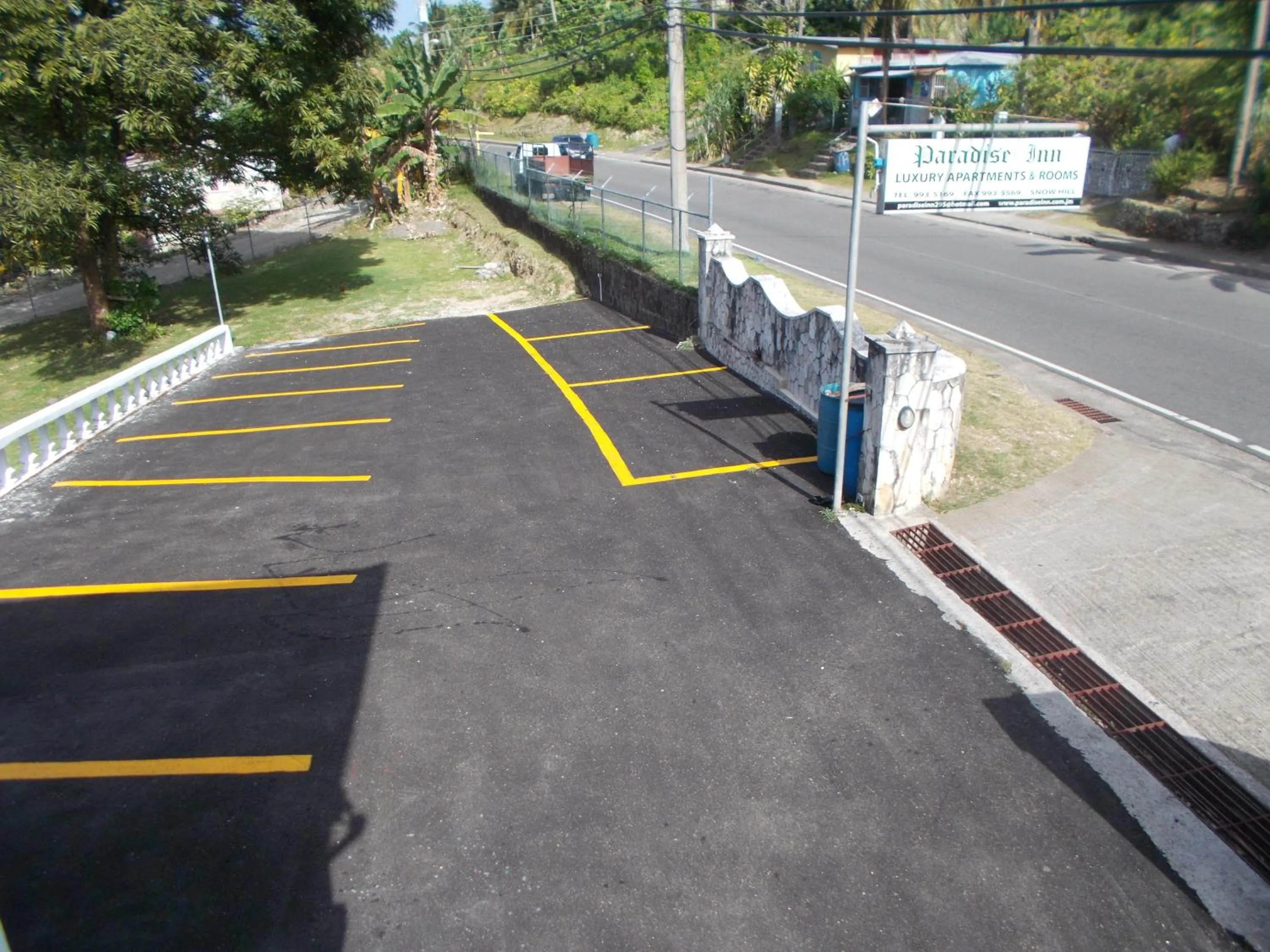 Facade/entrance in Paradise Inn