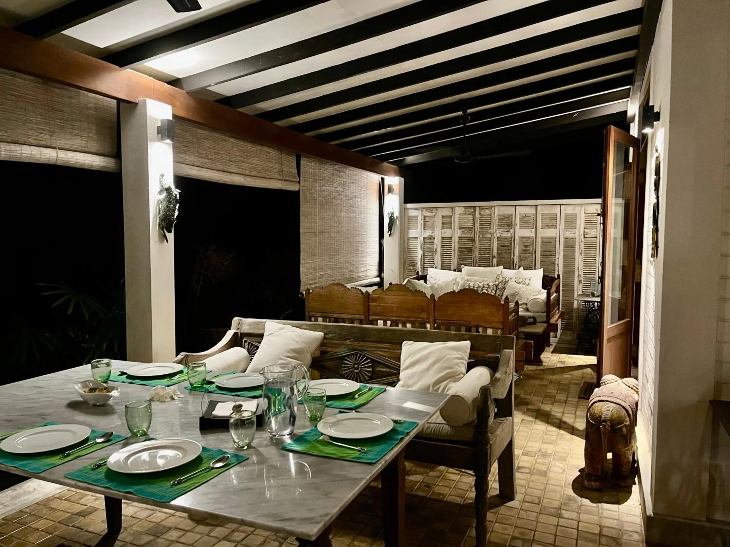 Living room in Aavya Cove Villas by Aahaasa