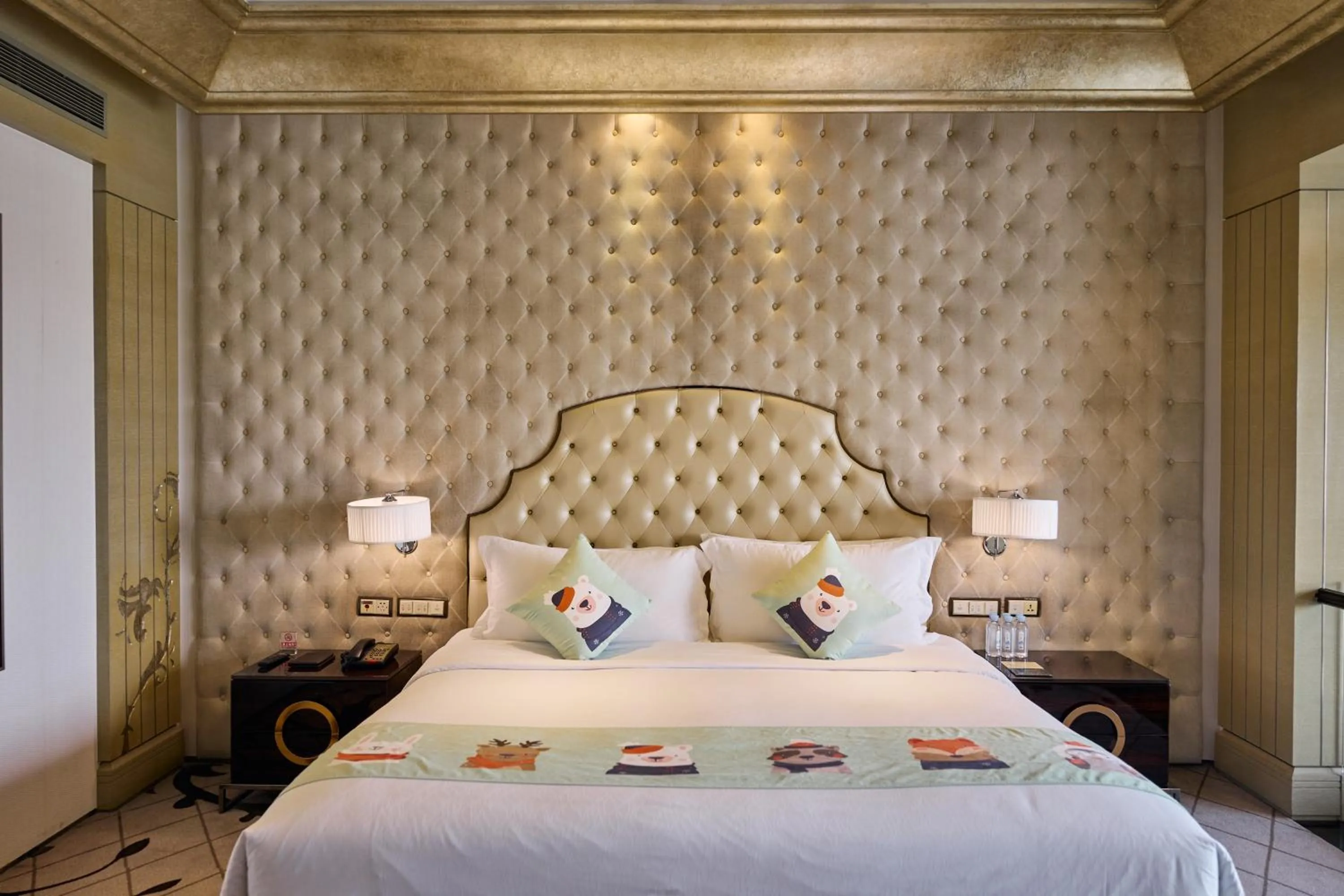 Bed in Chateau Star River Shanghai Minhang