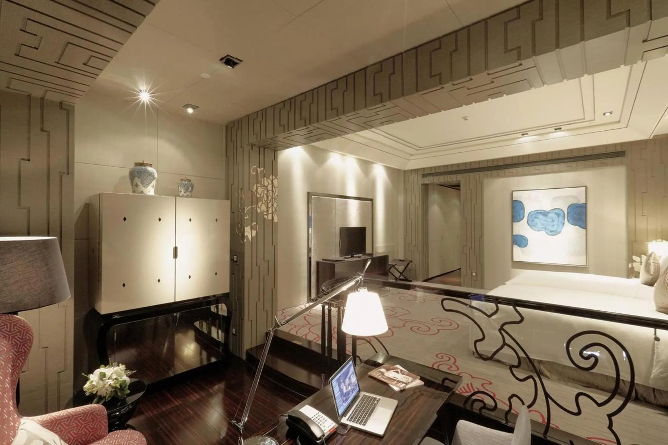 Photo of the whole room, Bed in Chateau Star River Shanghai Minhang