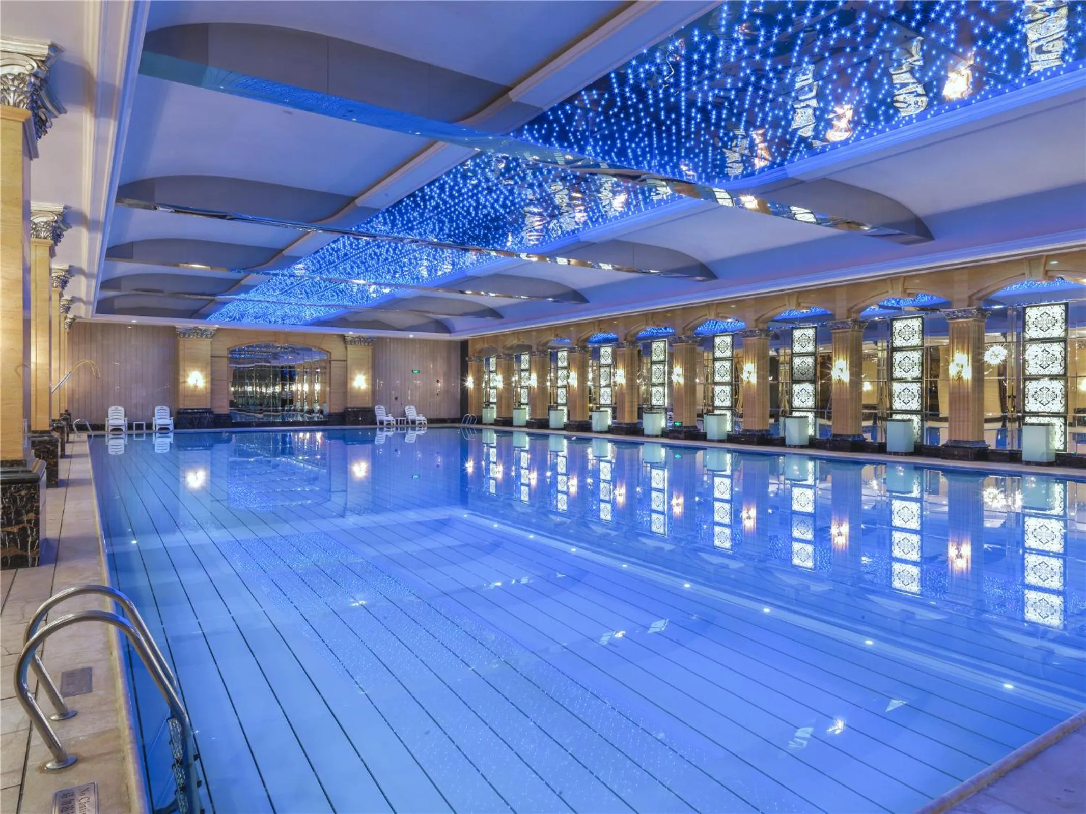 Swimming pool in Chateau Star River Shanghai Minhang