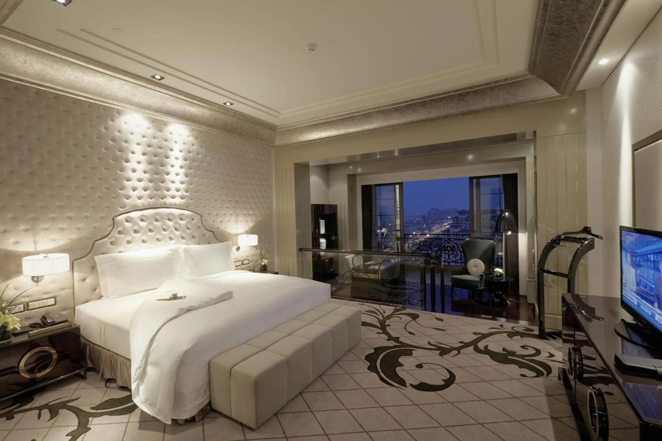 Bedroom, Bed in Chateau Star River Shanghai Minhang