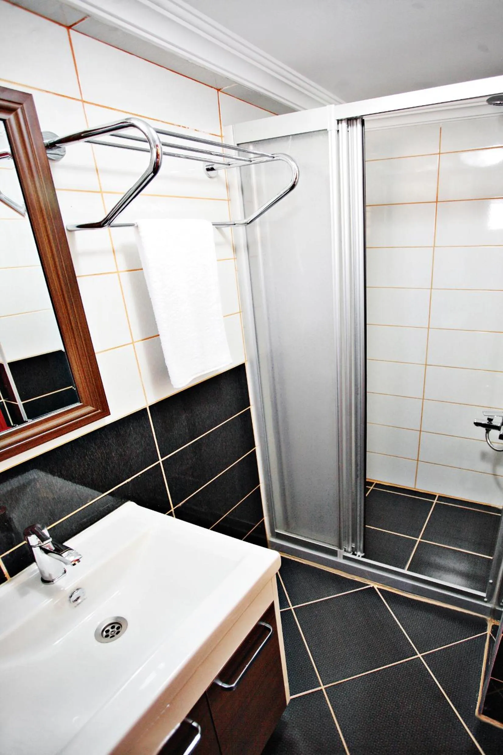 Bathroom in Taksim Palace Hotel